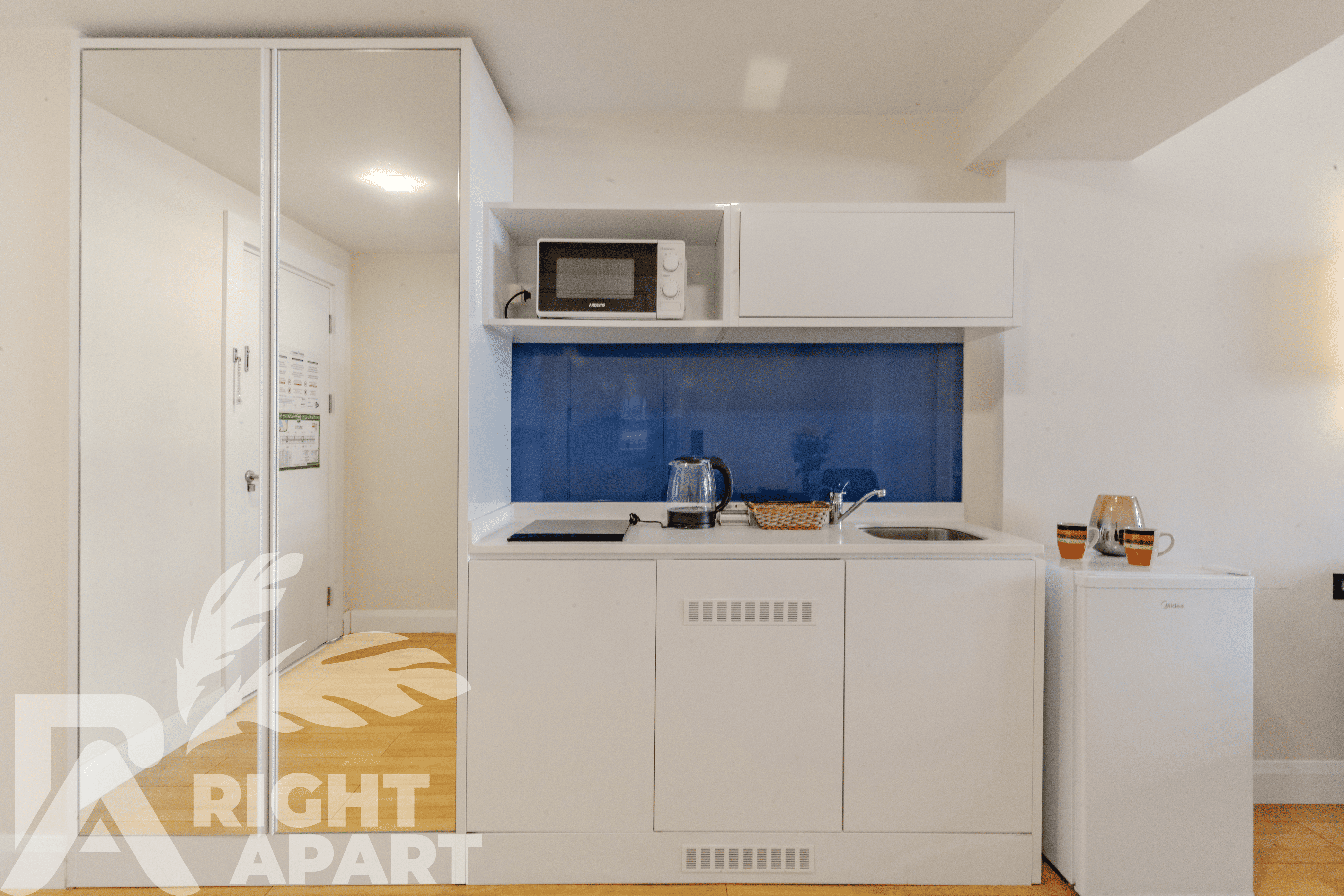 Семейный номер с боковым видом на море