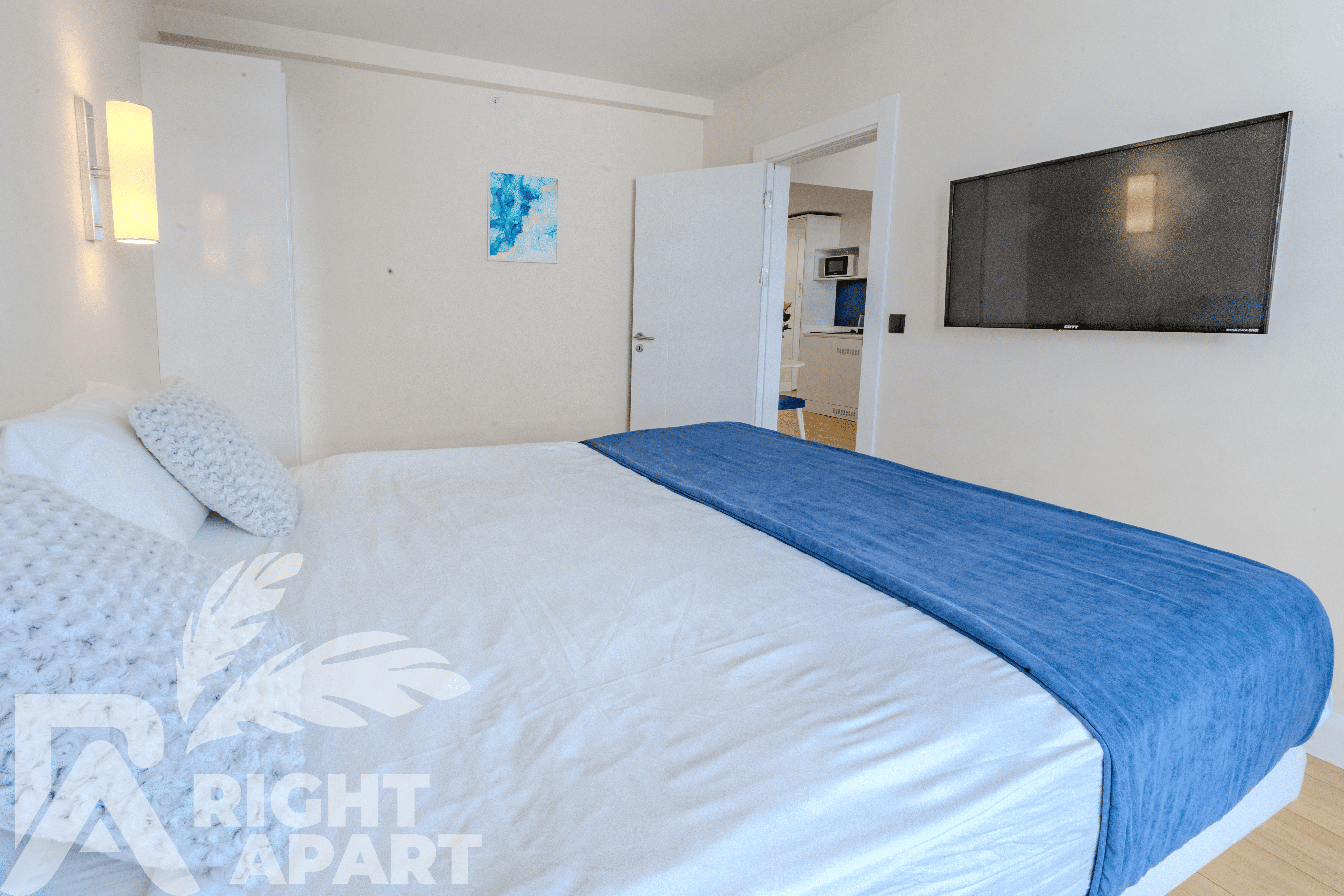 Семейный номер с боковым видом на море