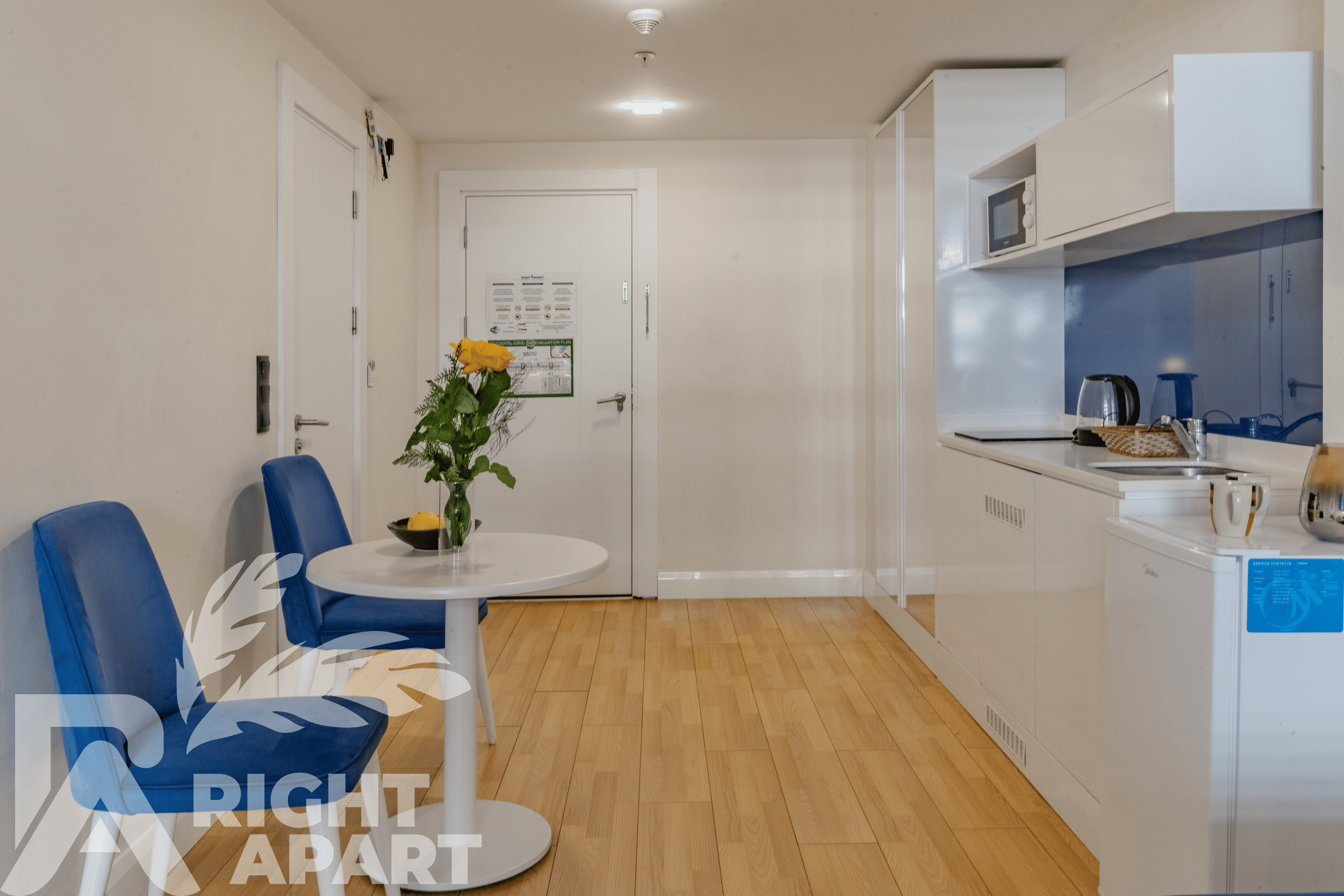 Семейный номер с боковым видом на море