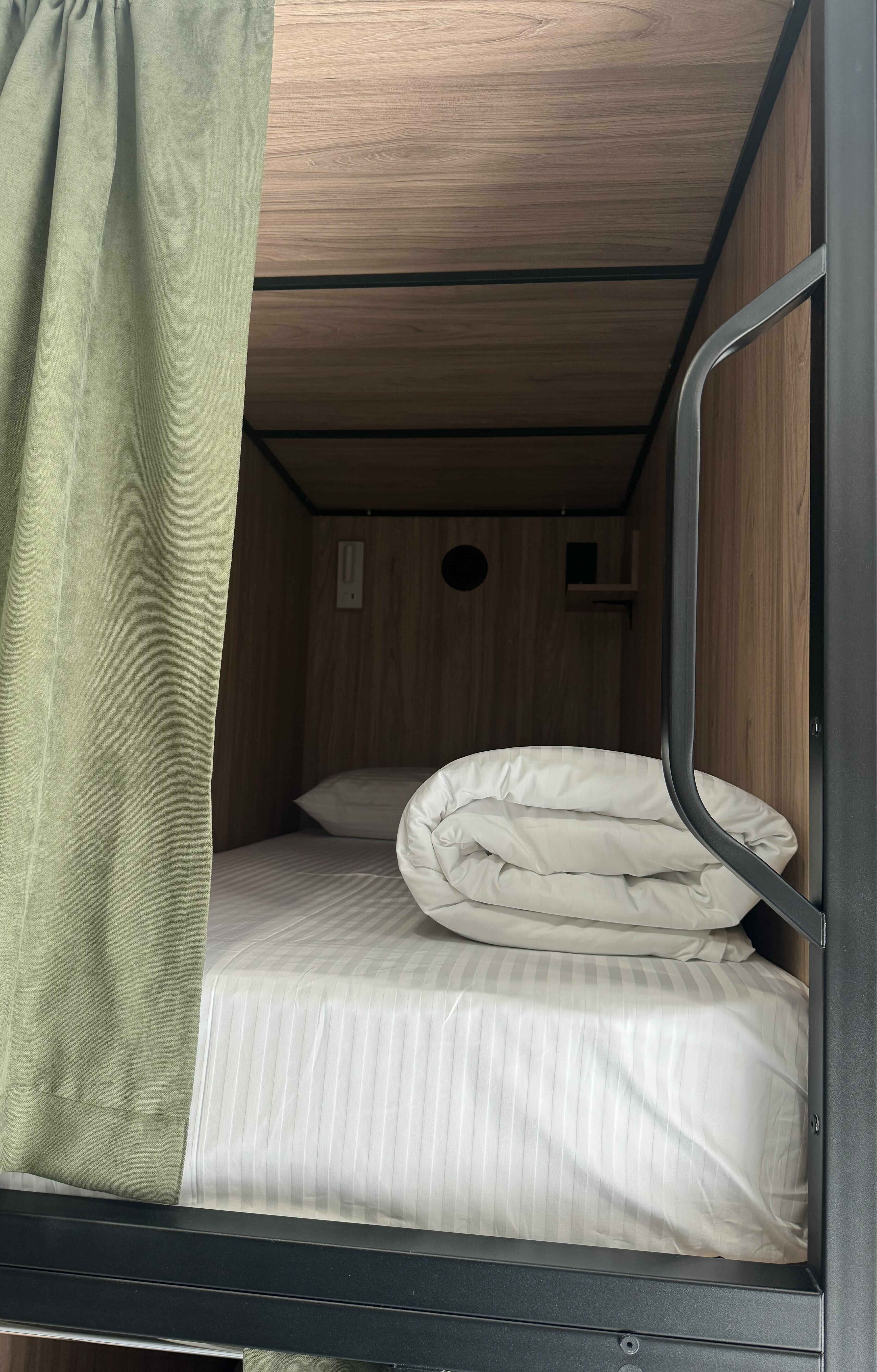 Кровать в общем 6-местном номере для женщин