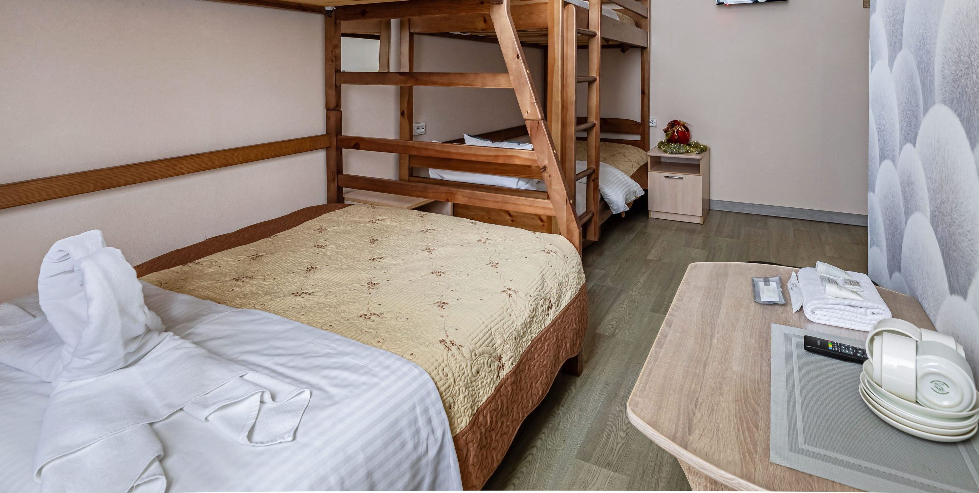 Семейный номер с общей ванной комнатой