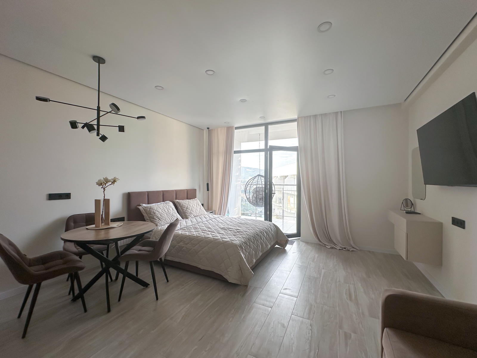 Дизайнерская студия  LS-LUX-SUNNY MOOD отличное настроение в Алуште - вид на горы и море с 15 этажа