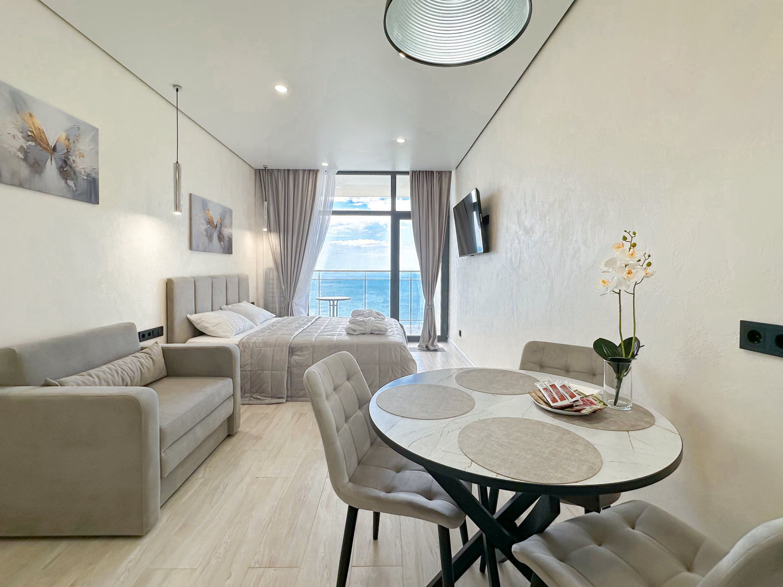 Дизайнерская студия  LS-LUX-SUNSHINE в Алуште - вид на море с 15 этажа