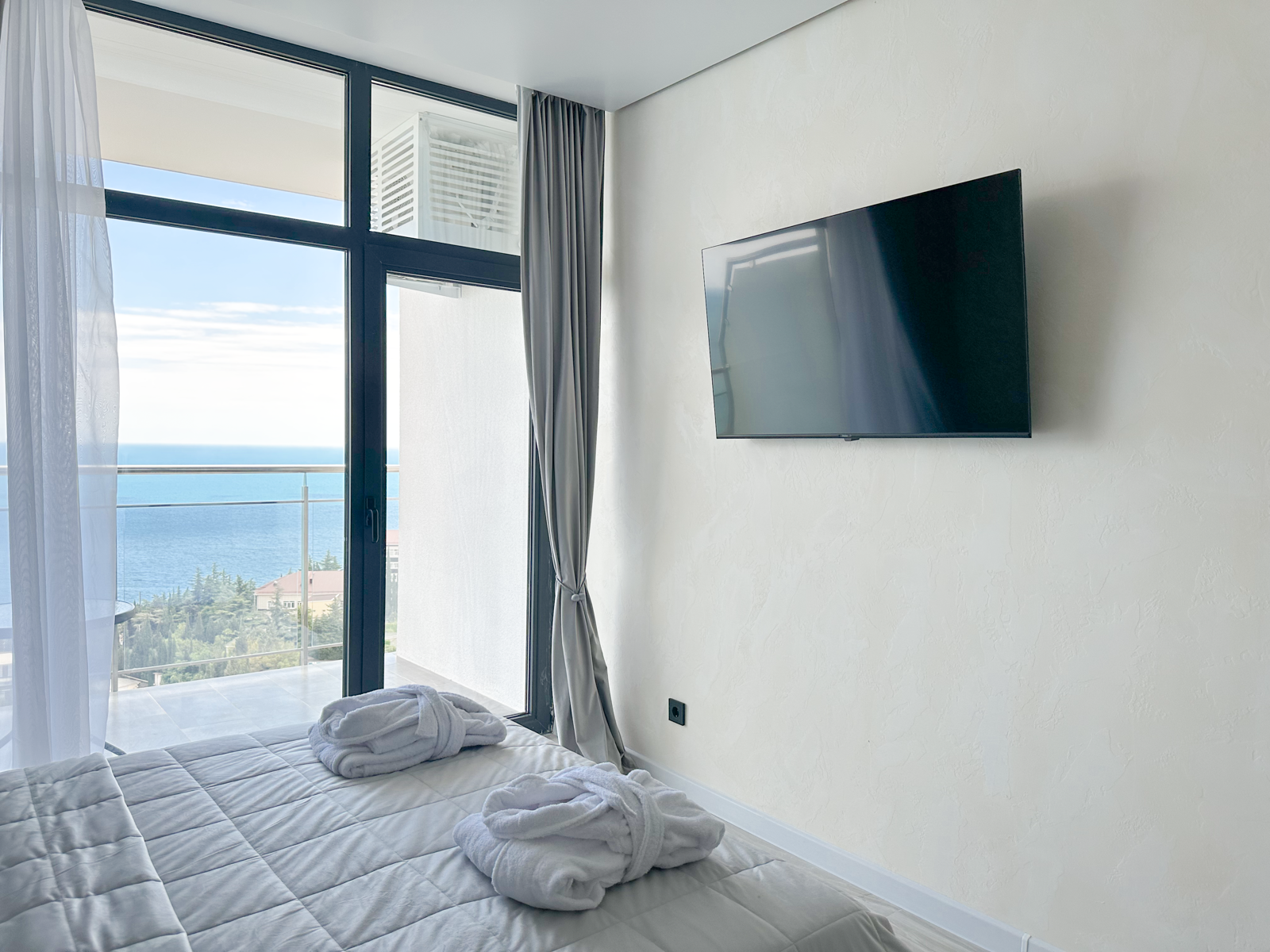 Дизайнерская студия  LS-LUX-SUNSHINE в Алуште - вид на море с 15 этажа