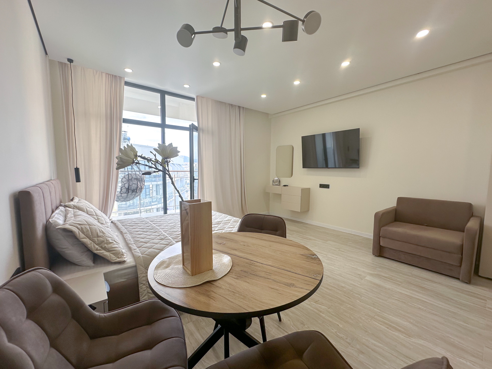 Дизайнерская студия  LS-LUX-SUNNY MOOD отличное настроение в Алуште - вид на горы и море с 15 этажа