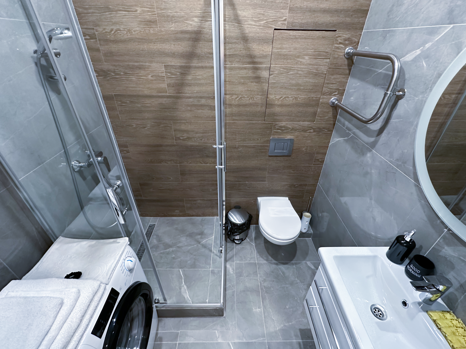 Дизайнерская студия LS-DREAM VACATION отдых мечты в Алуште - вид на город и горы с 5 этажа