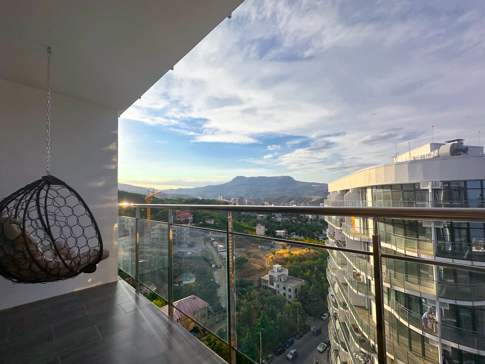 Дизайнерская студия  LS - LUX- BEAUTIFUL DAYS прекрасные дни в Алуште - вид на горы и море с 15 этажа