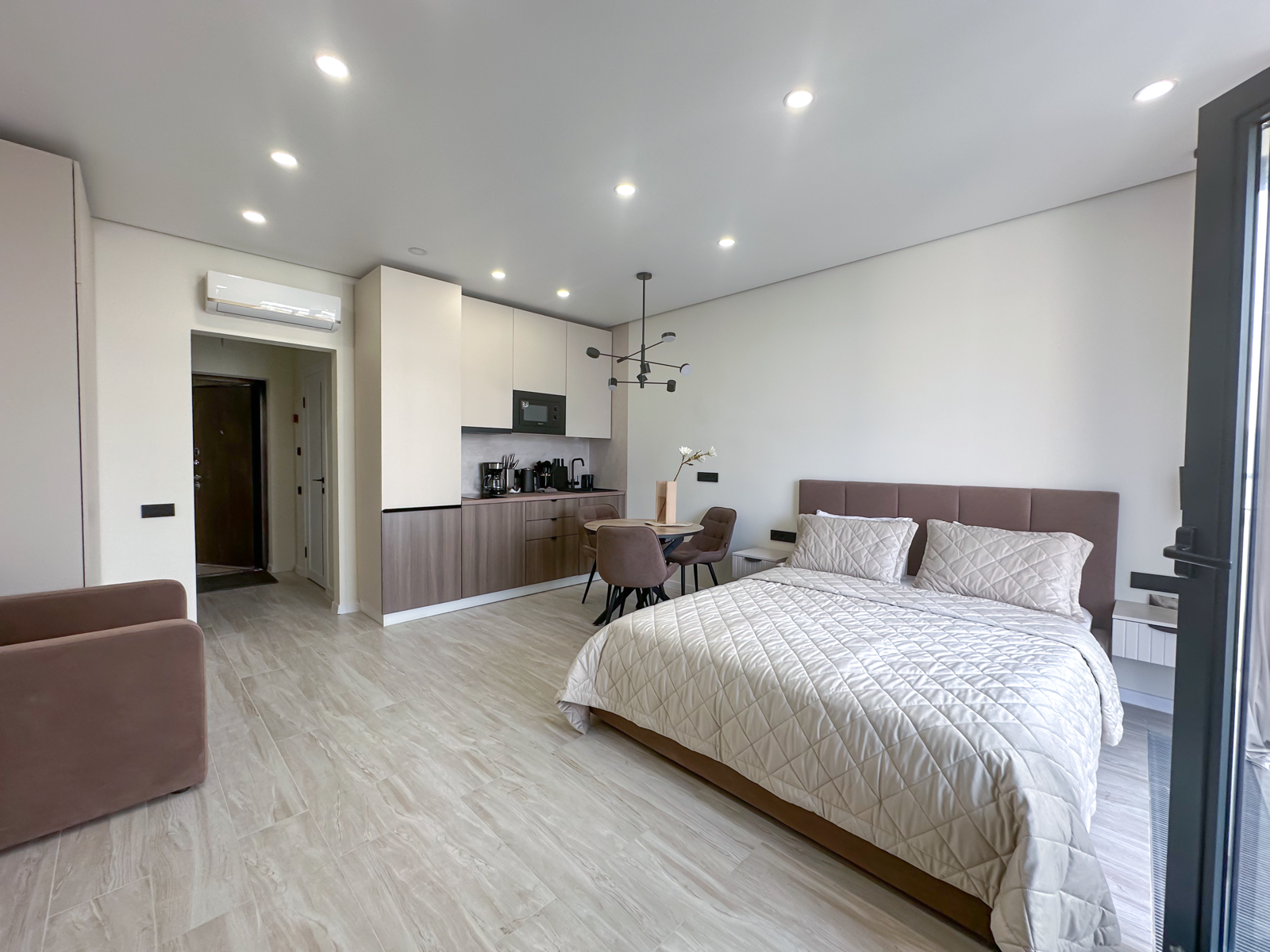 Дизайнерская студия  LS-LUX-SUNNY MOOD отличное настроение в Алуште - вид на горы и море с 15 этажа