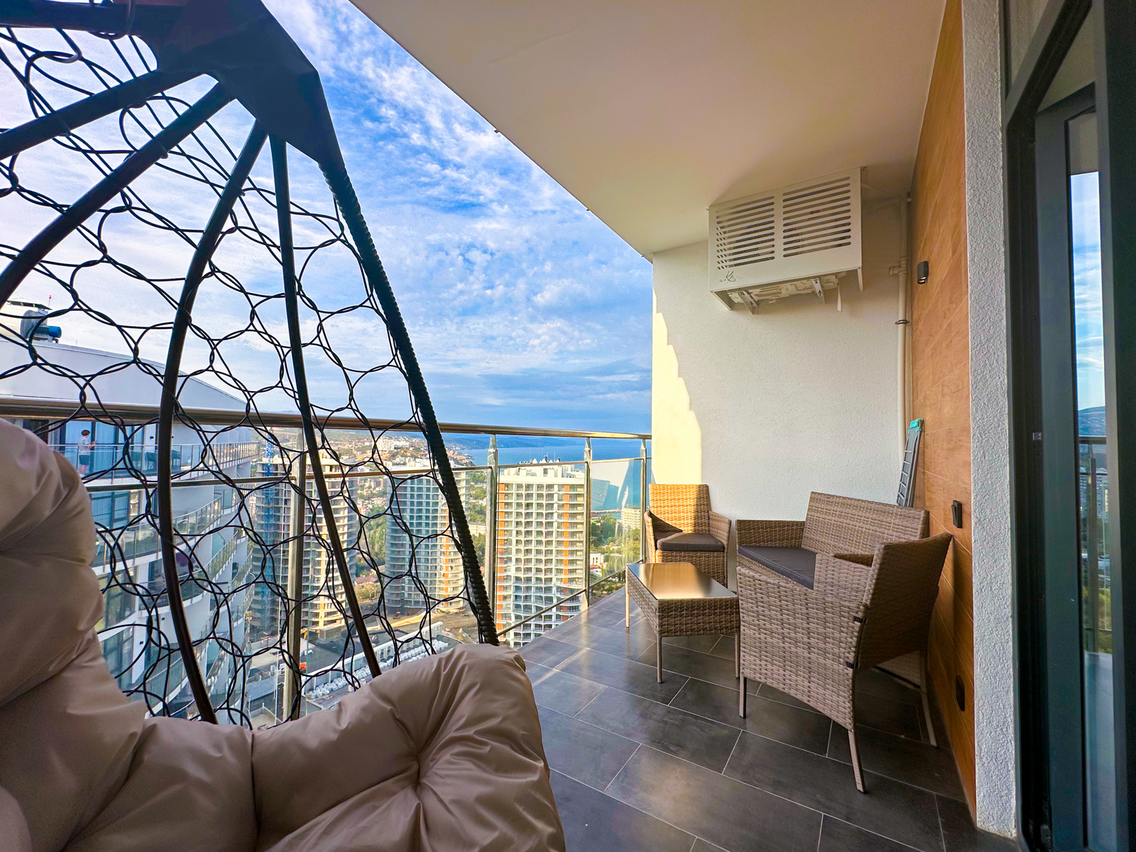 Дизайнерская студия  LS - LUX- BEAUTIFUL DAYS прекрасные дни в Алуште - вид на горы и море с 15 этажа