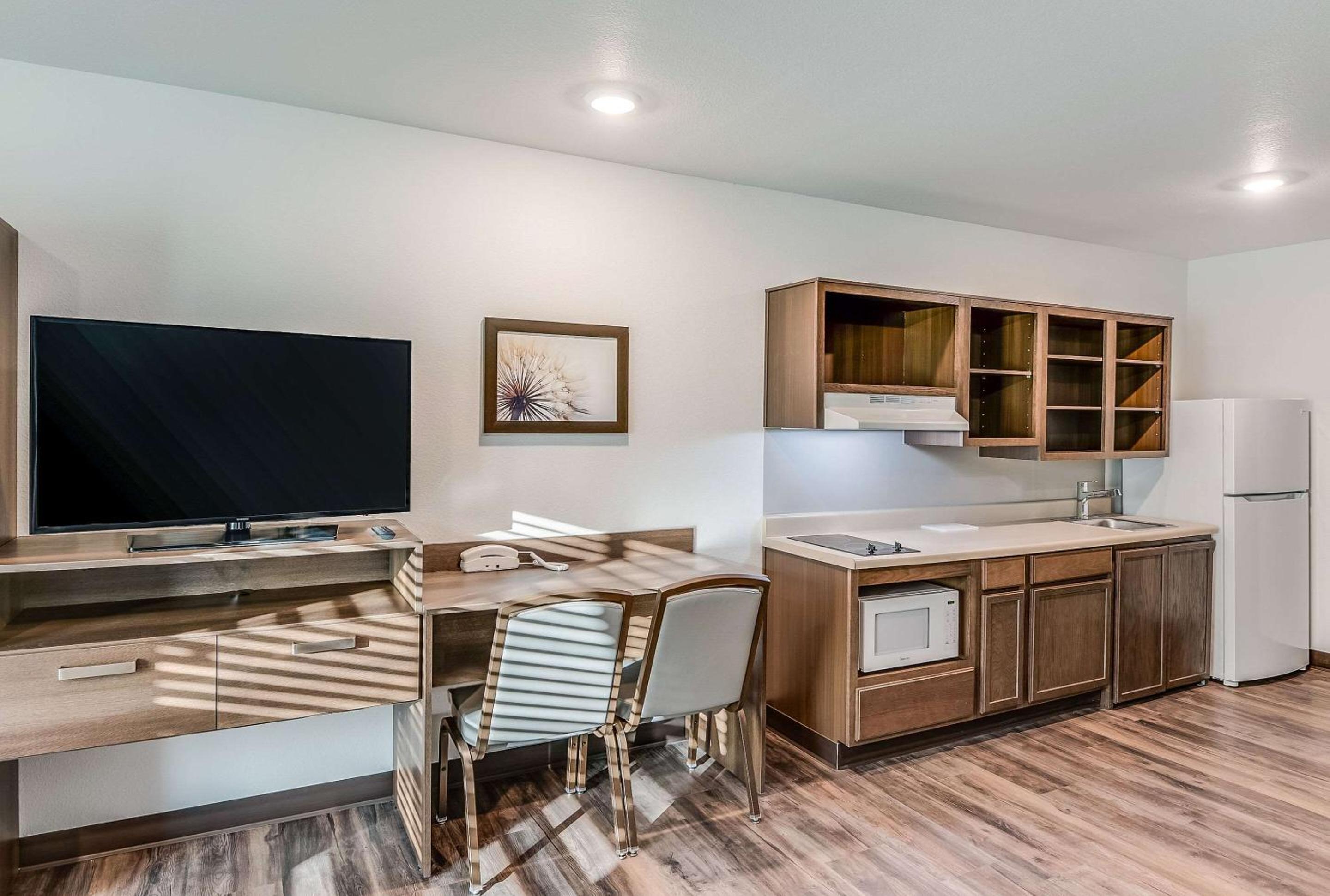 Queen Room with Tub - Accessible/Non-Smoking