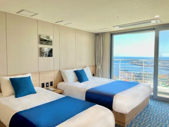 Premier Ocean Family Room