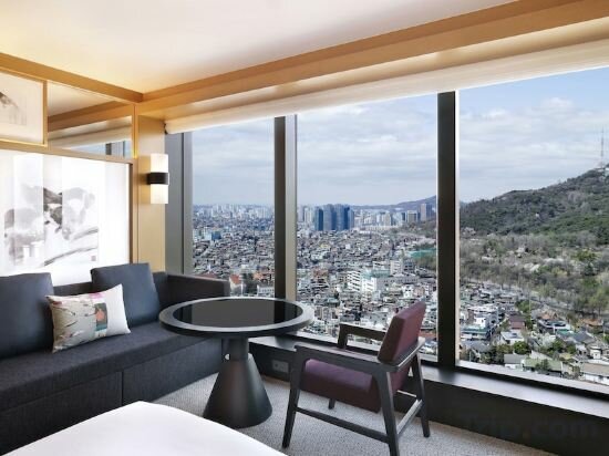 1 King Mountain View