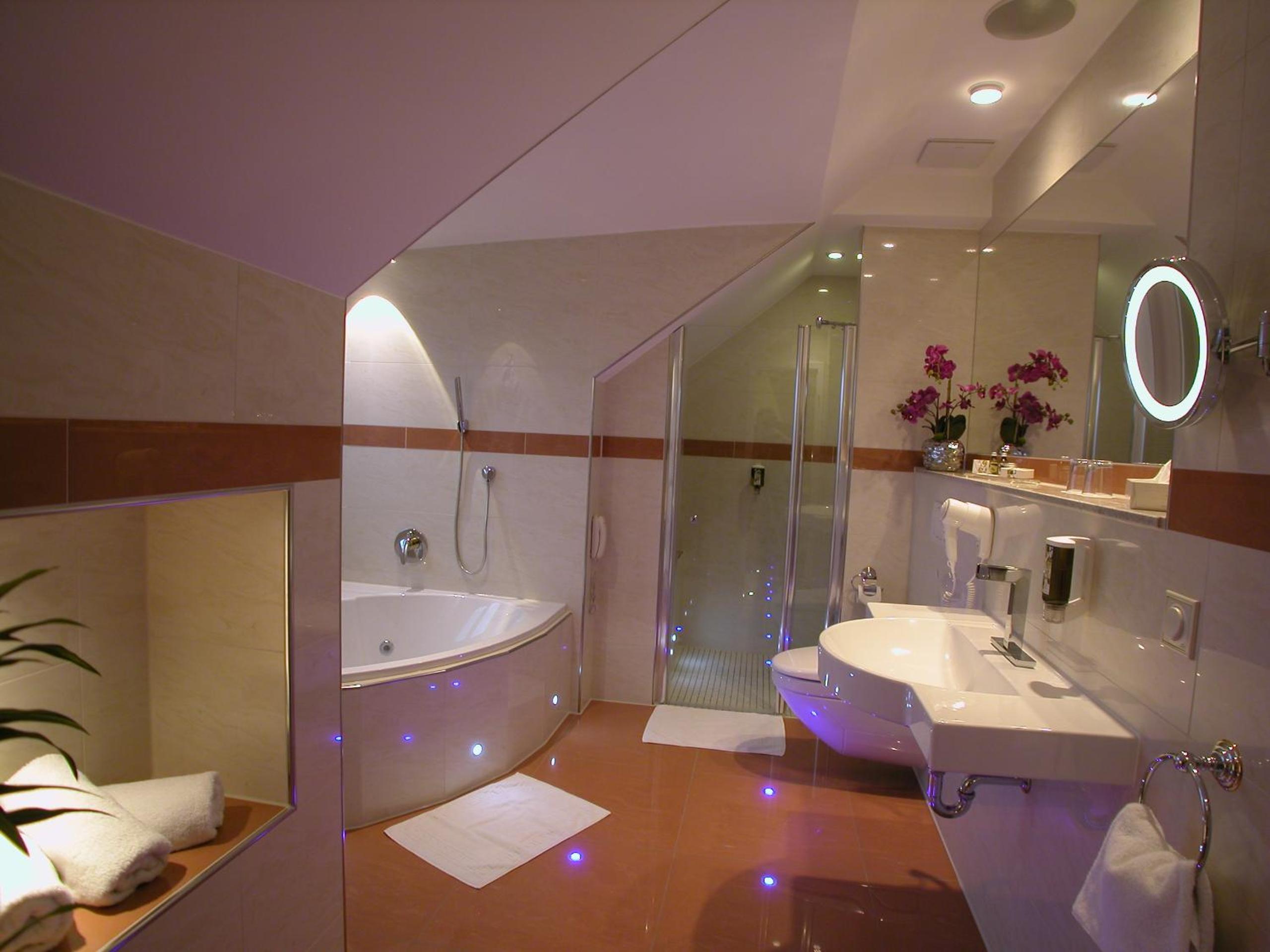 Queen Room with Spa Bath