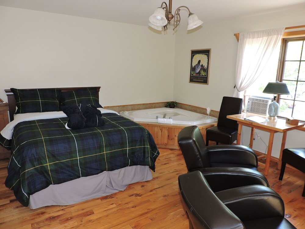 Suite, 1 Queen Bed, Jetted Tub, River View