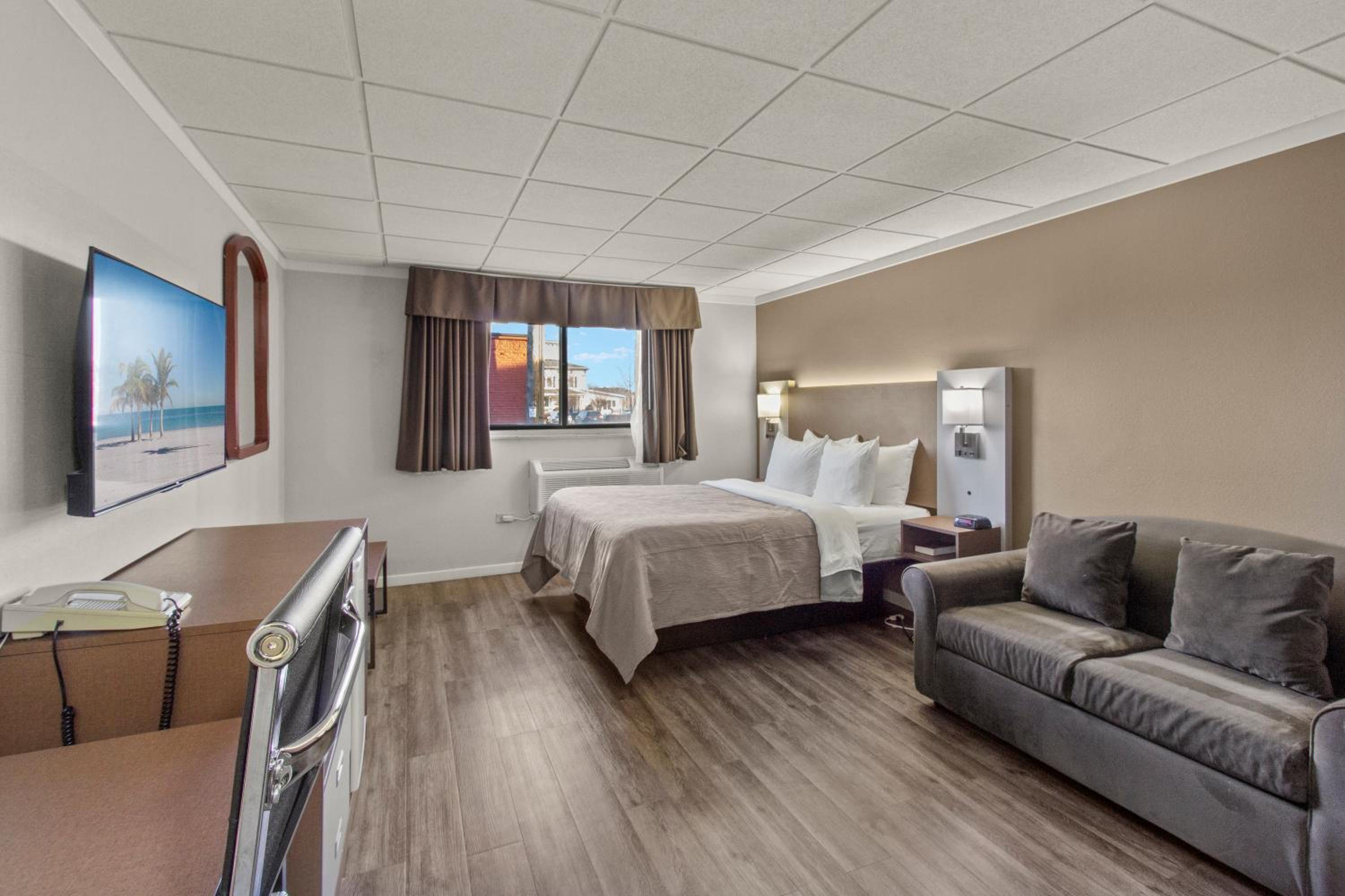 Queen Room with Sofa - Non Smoking