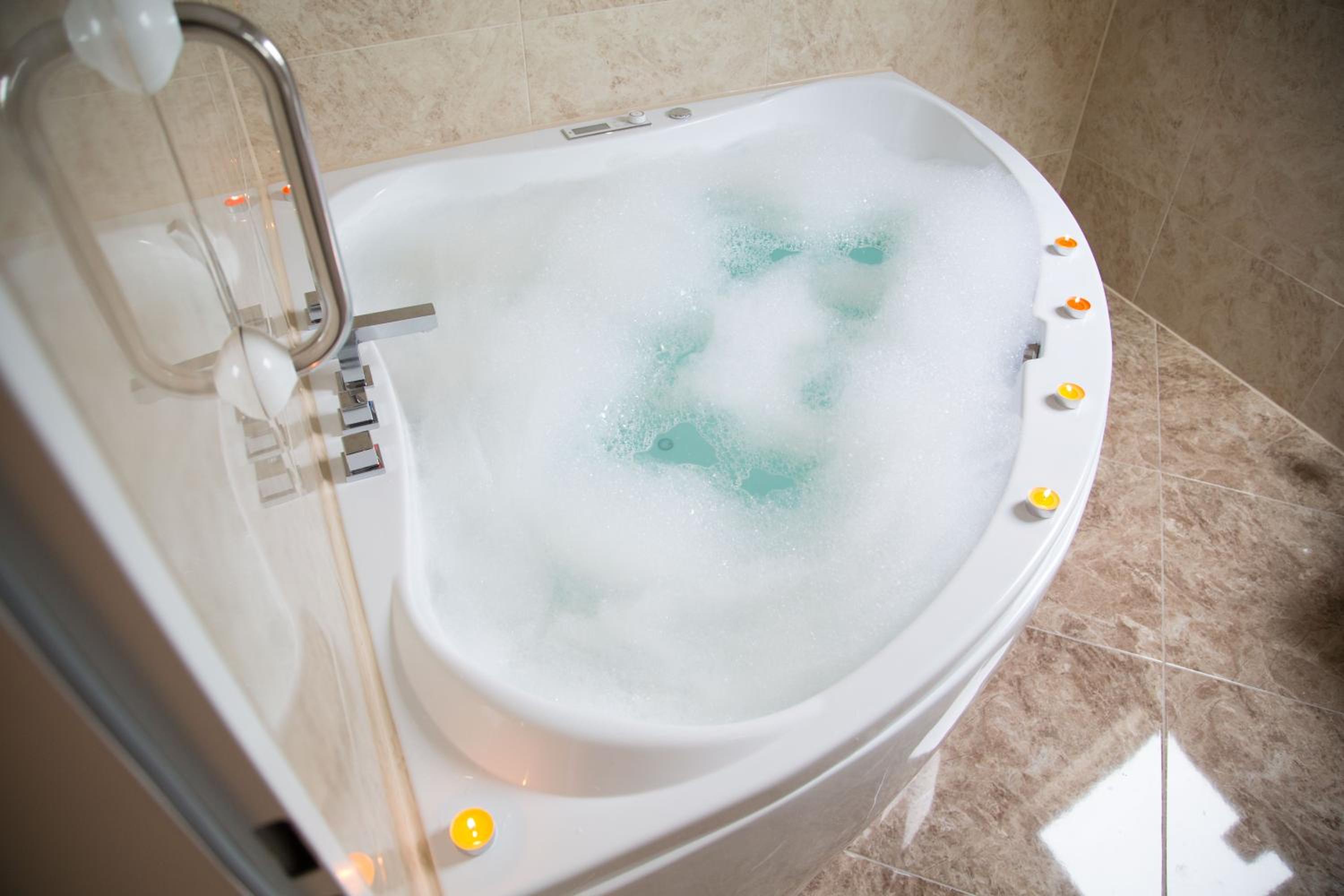 Deluxe Suite with Spa Bath