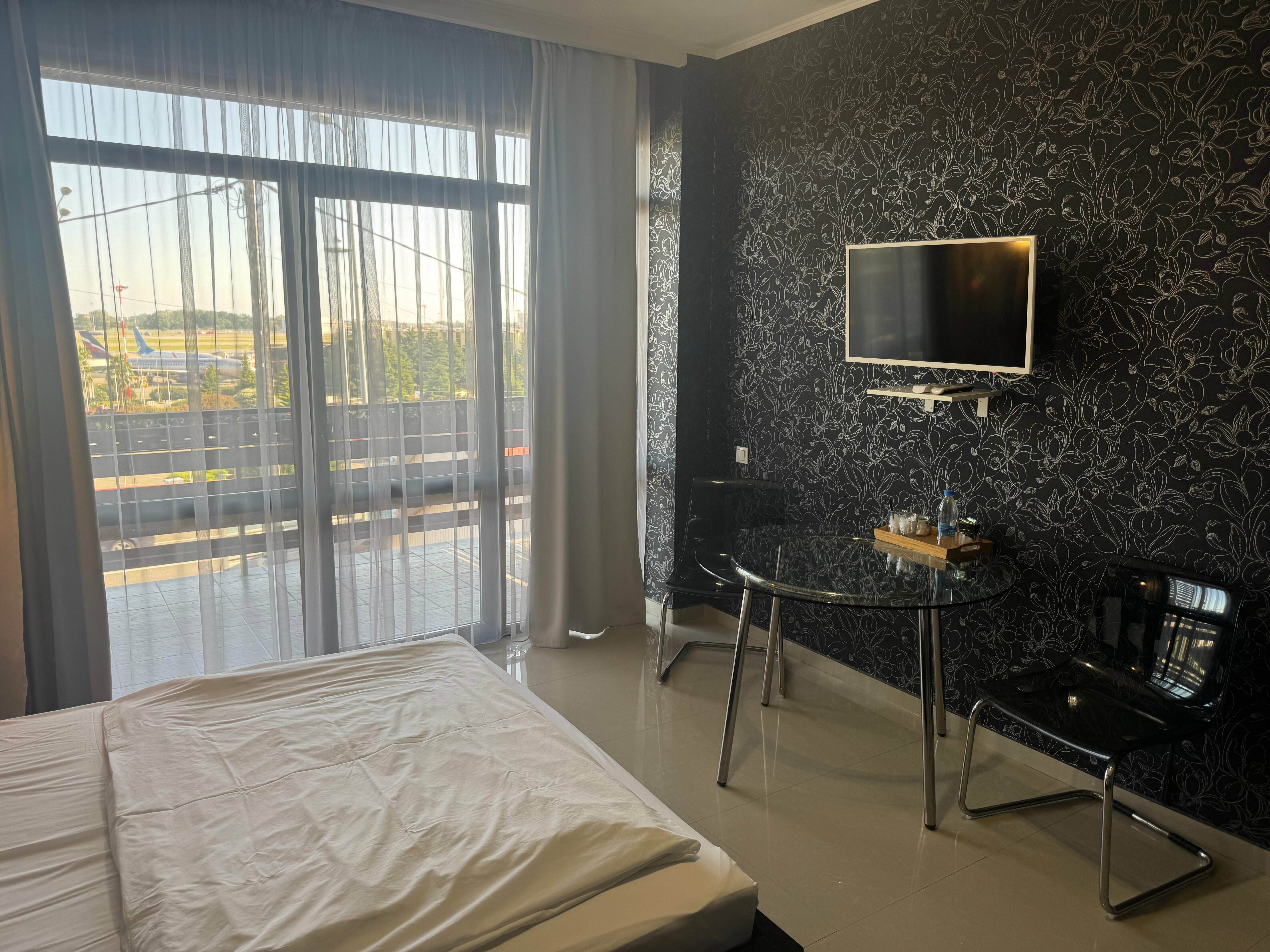 Двухместный номер с видом на перрон аэропорта