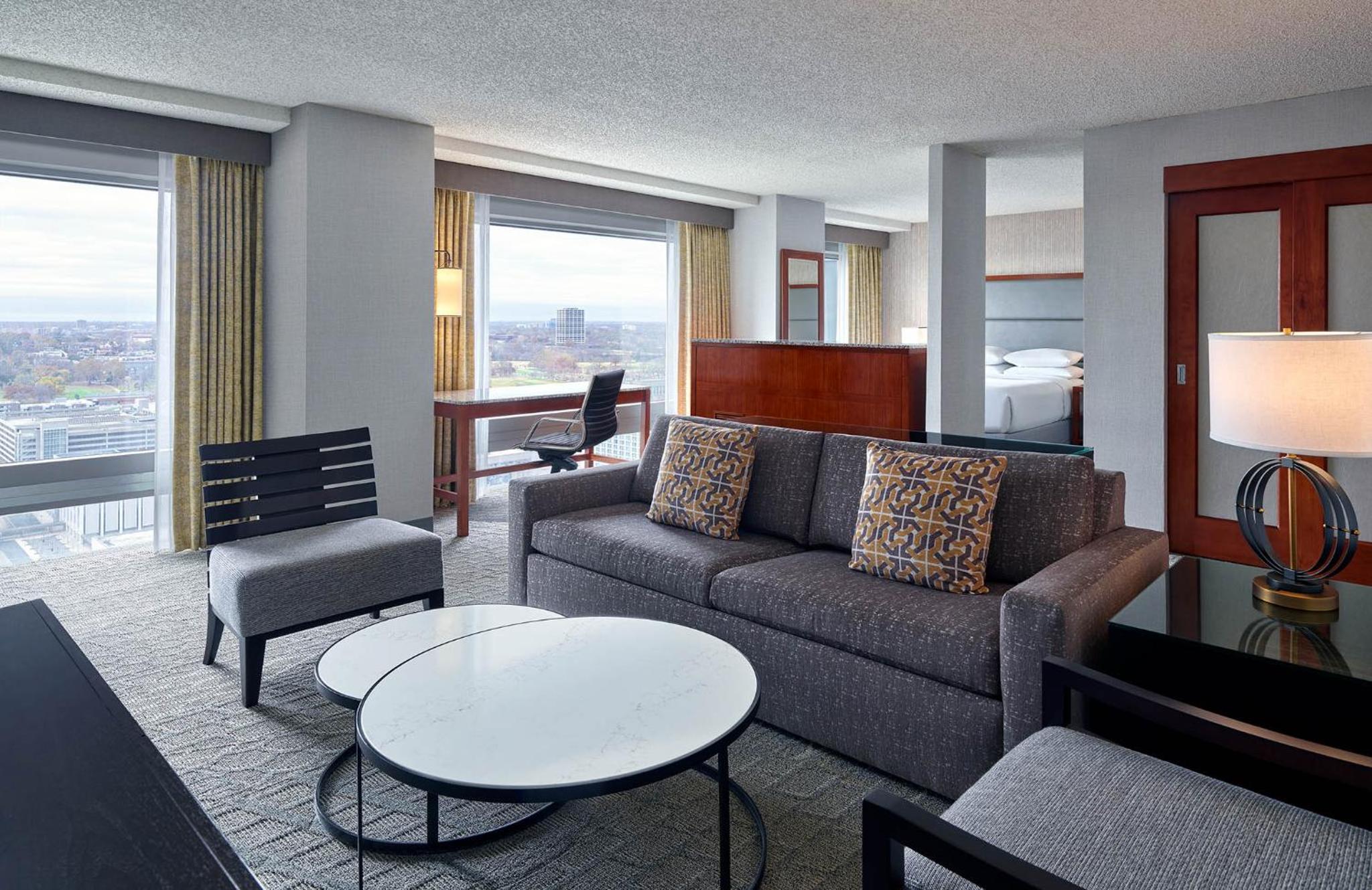 Queen Studio Suite with Sofa Bed and Roll-in Shower - Mobility and Hearing Accessible