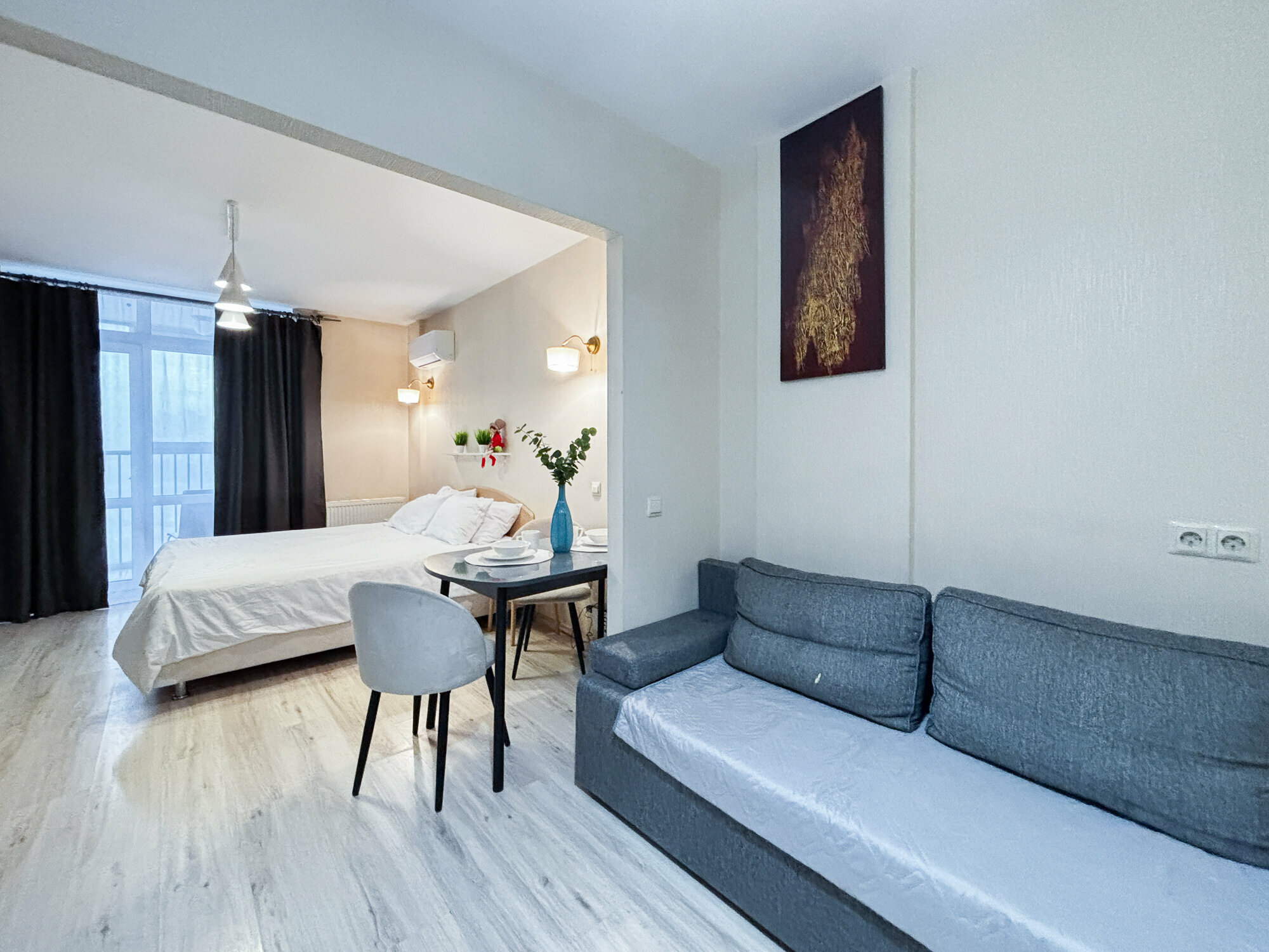 Номер-студия с кроватью размера "king-size" и диван-кроватью