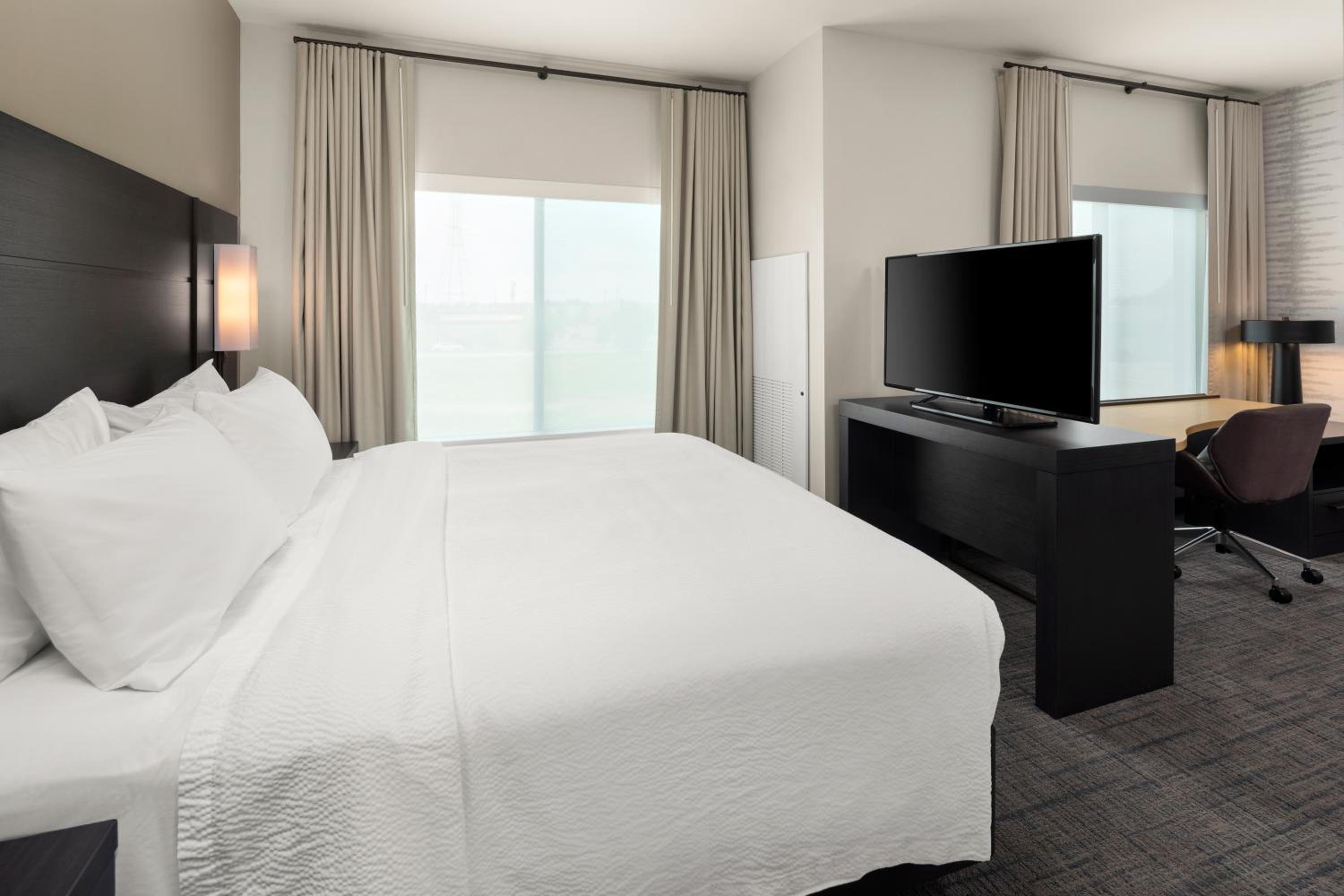 King Studio with Sofa Bed and Roll-in Shower - Mobility Accessible