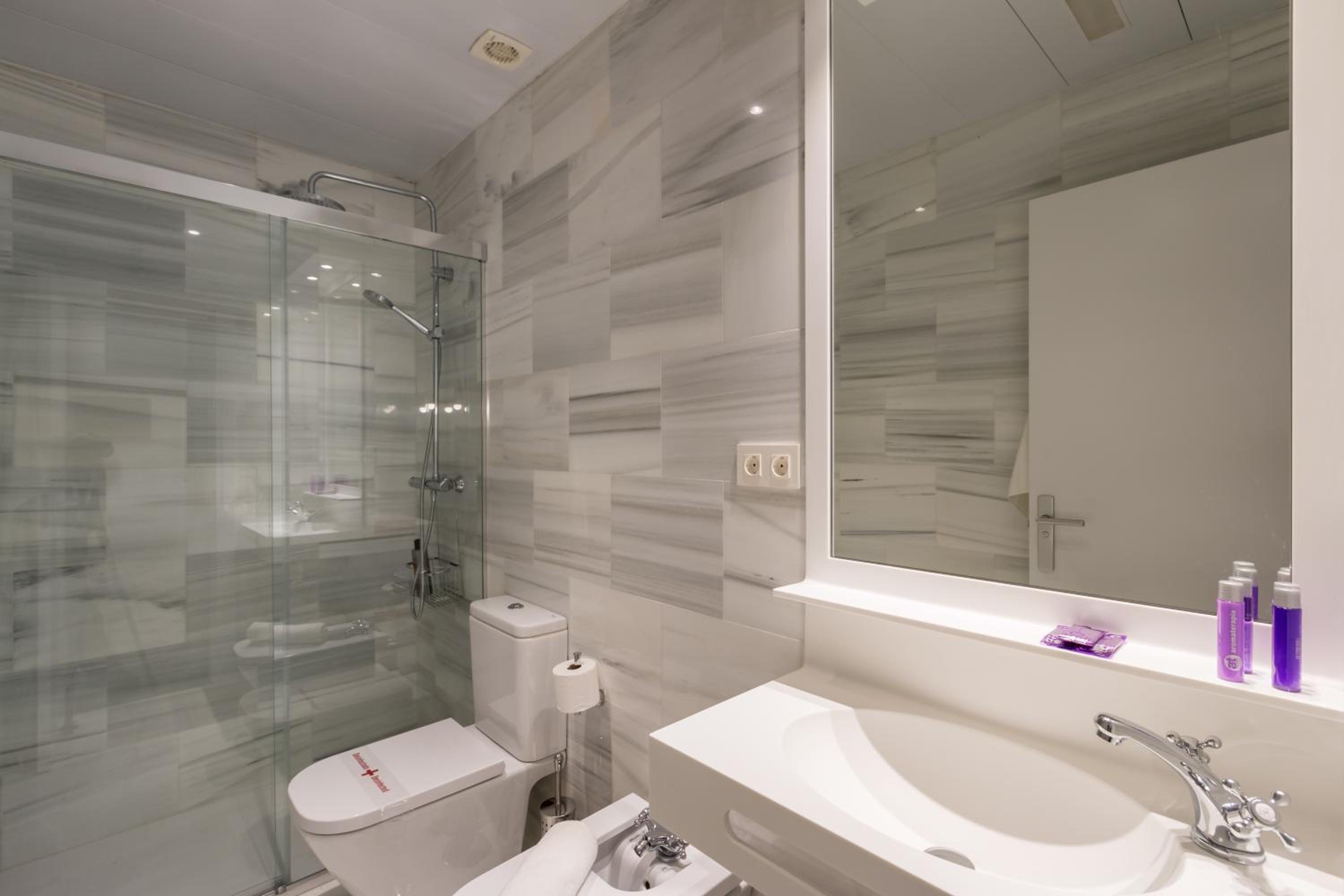 Superior One-Bedroom  Apartment with Alhambra view