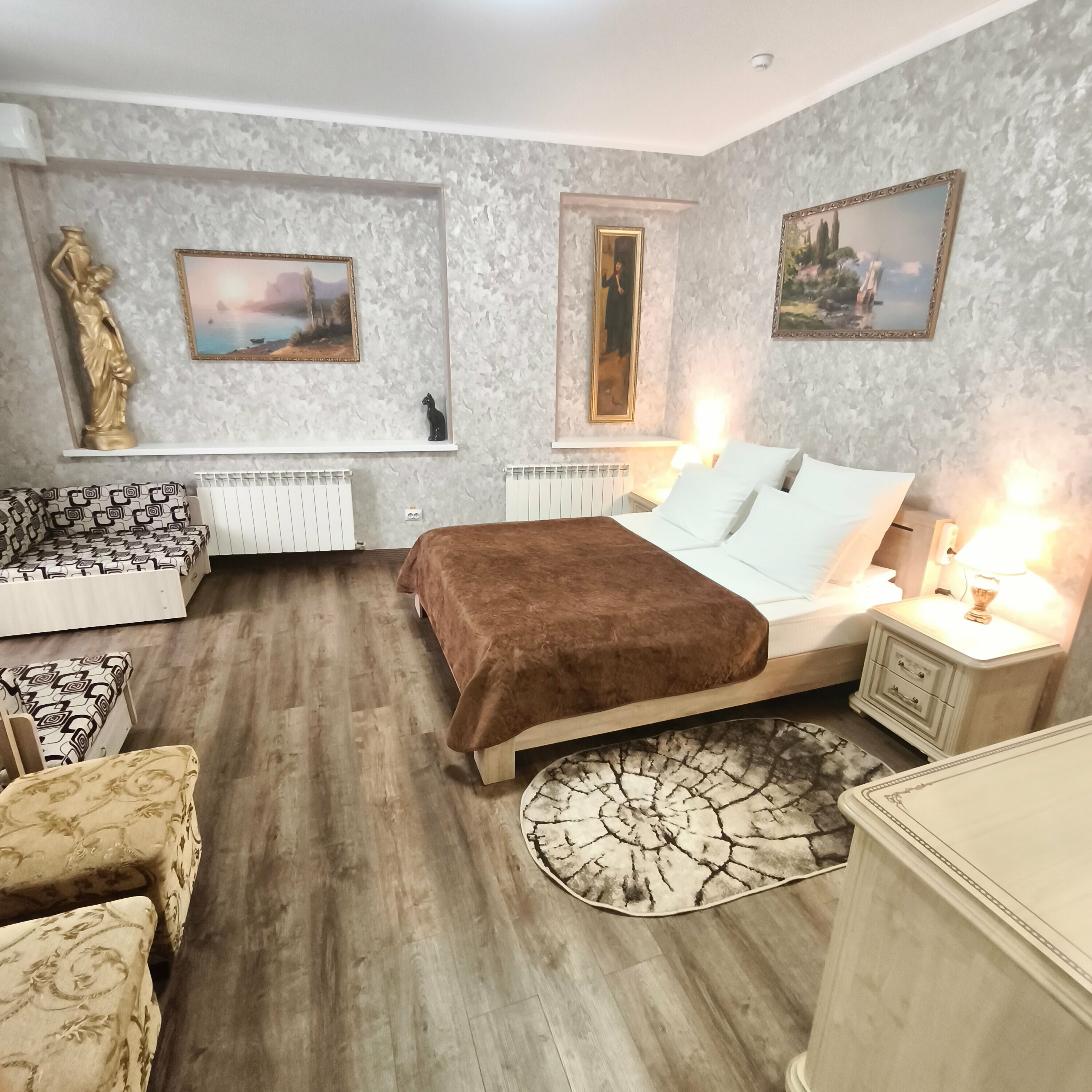 Двухместный номер категории "Семейный-Светлый" с двуспальной кроватью, с возможностью двух дополнительных мест.