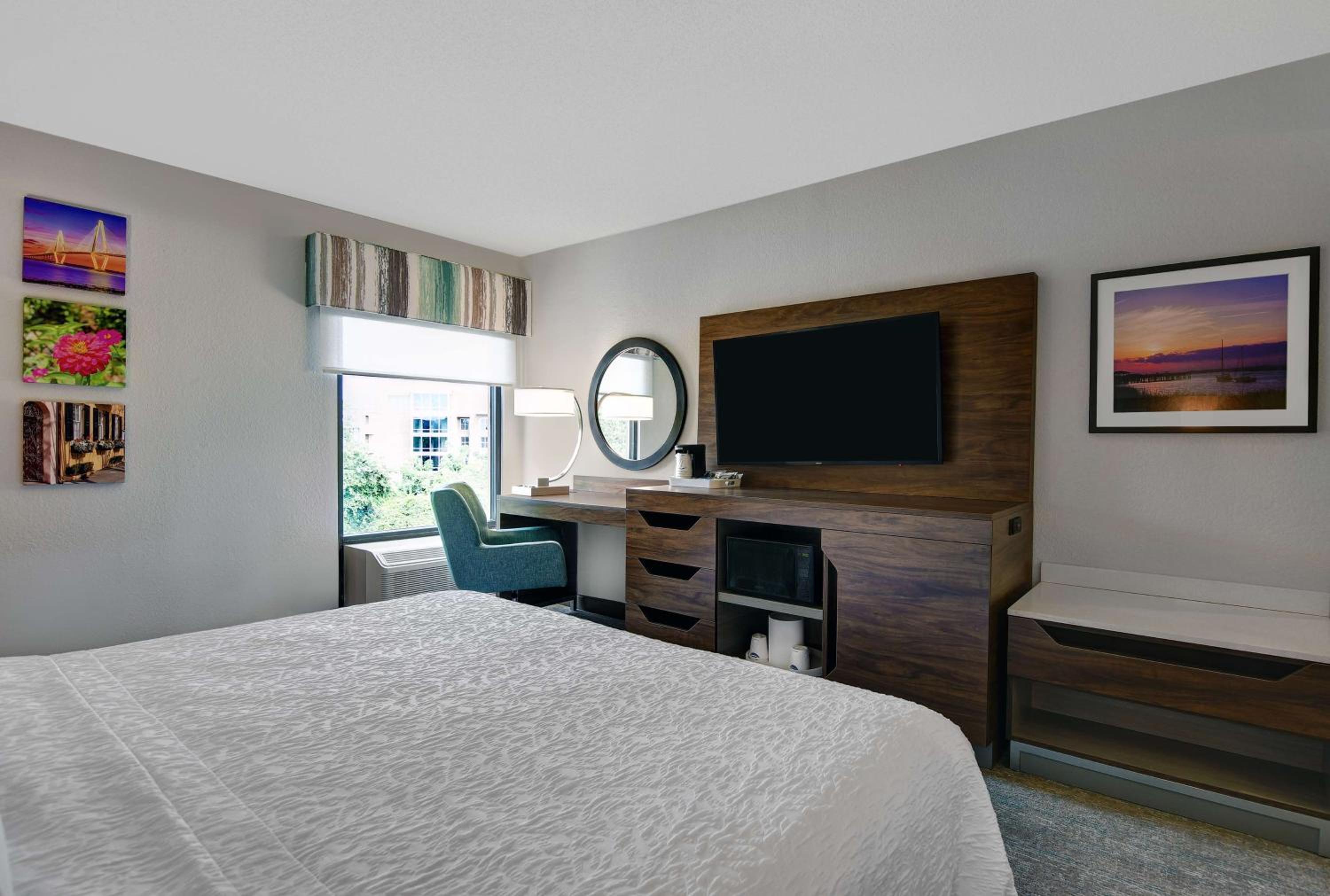 King Room with King Bed - Non-Smoking