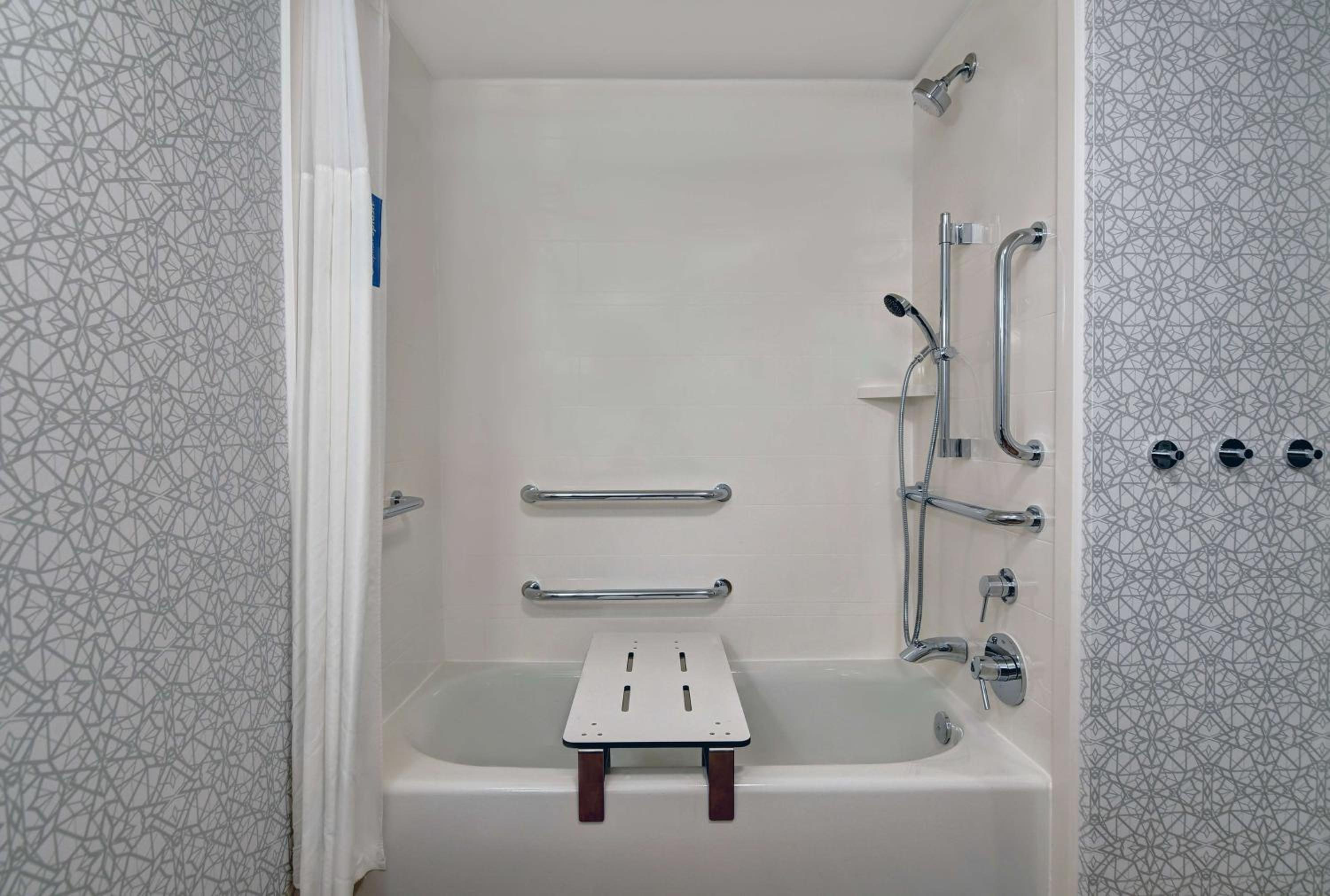 Queen Room with Bath Tub - Disability Access/Non-Smoking 