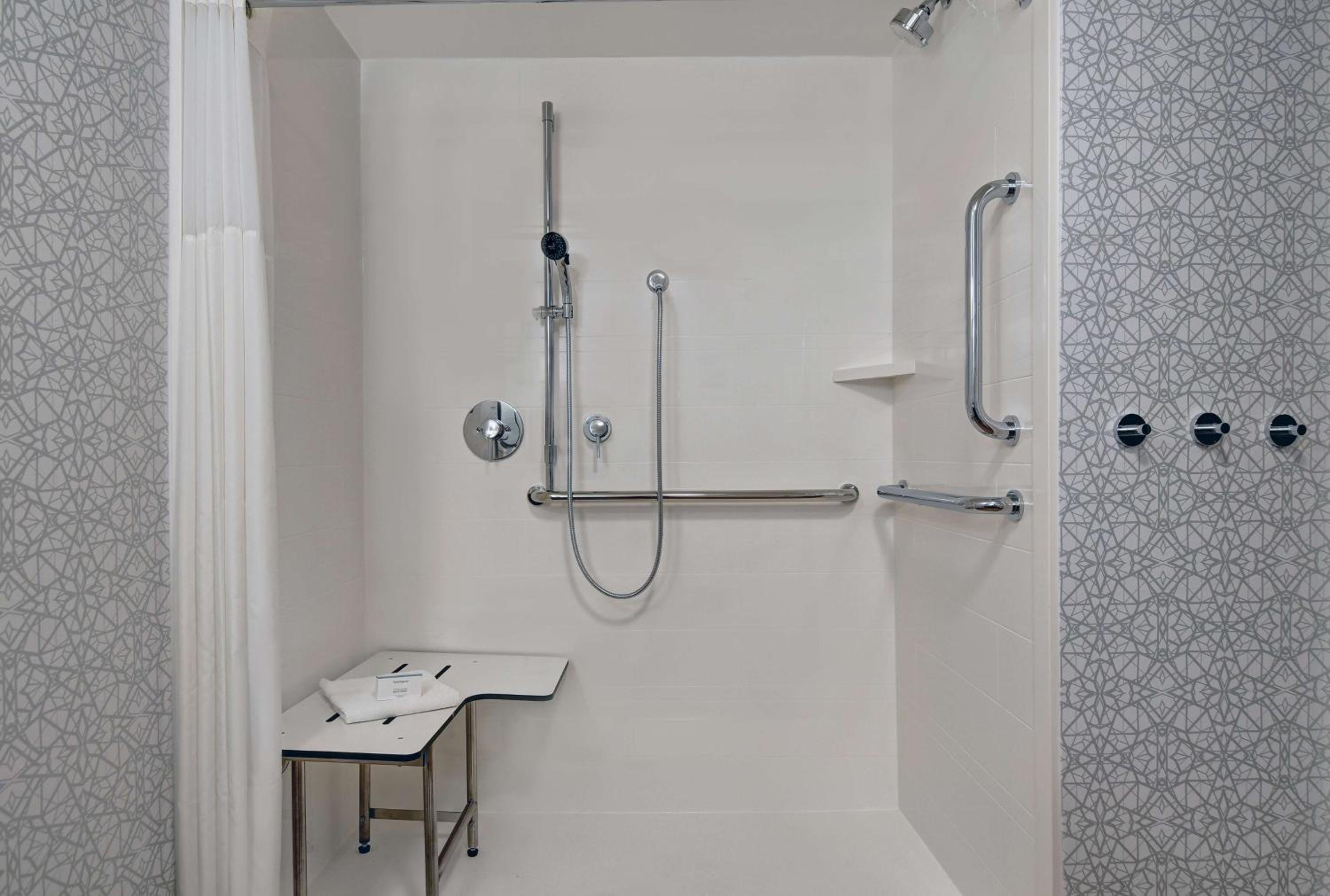 Queen Room with Roll-In Shower - Disability Access/Non-Smoking