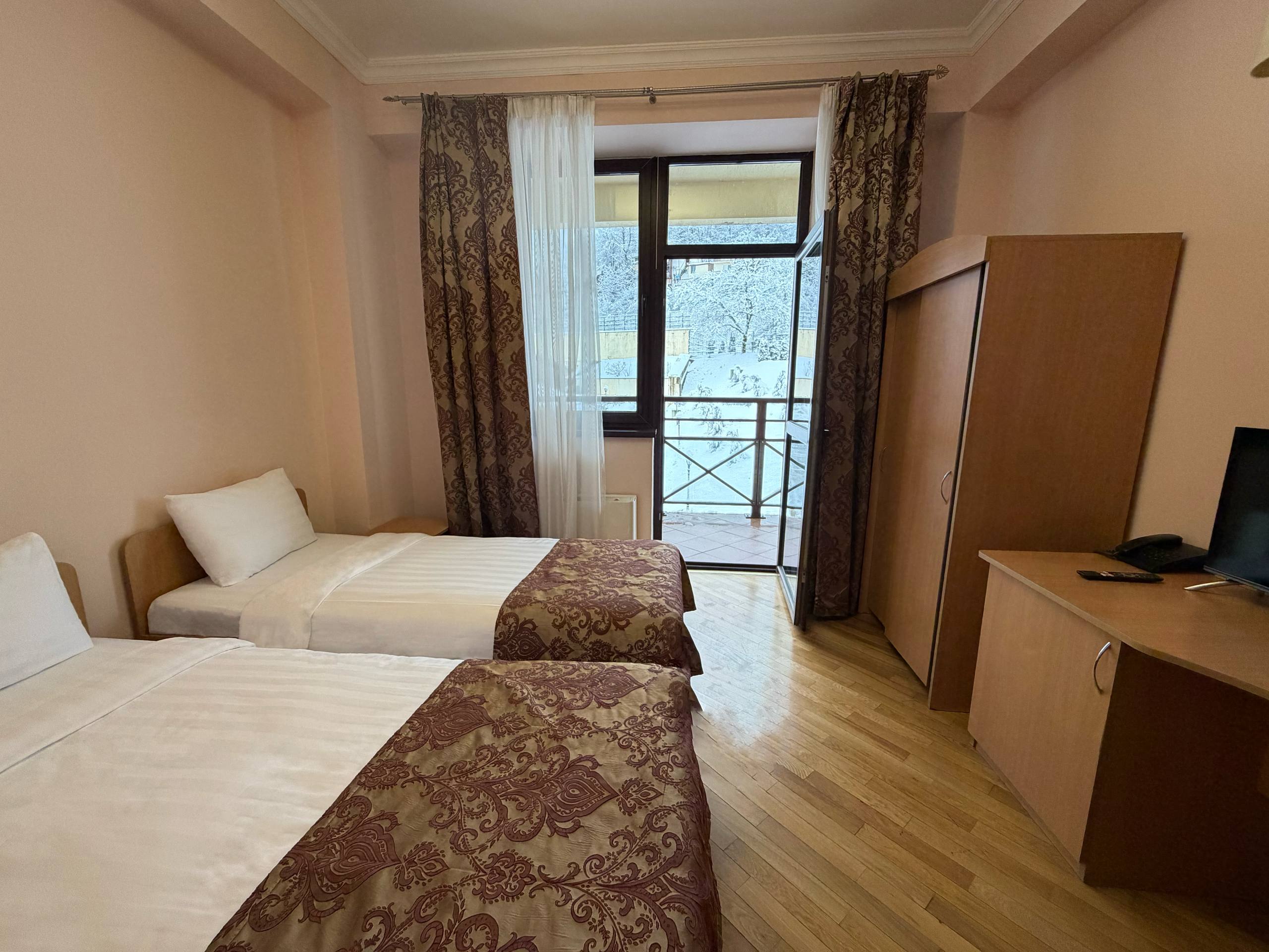 Корпус № 5. Стандарт с балконом (две односпальные кровати)