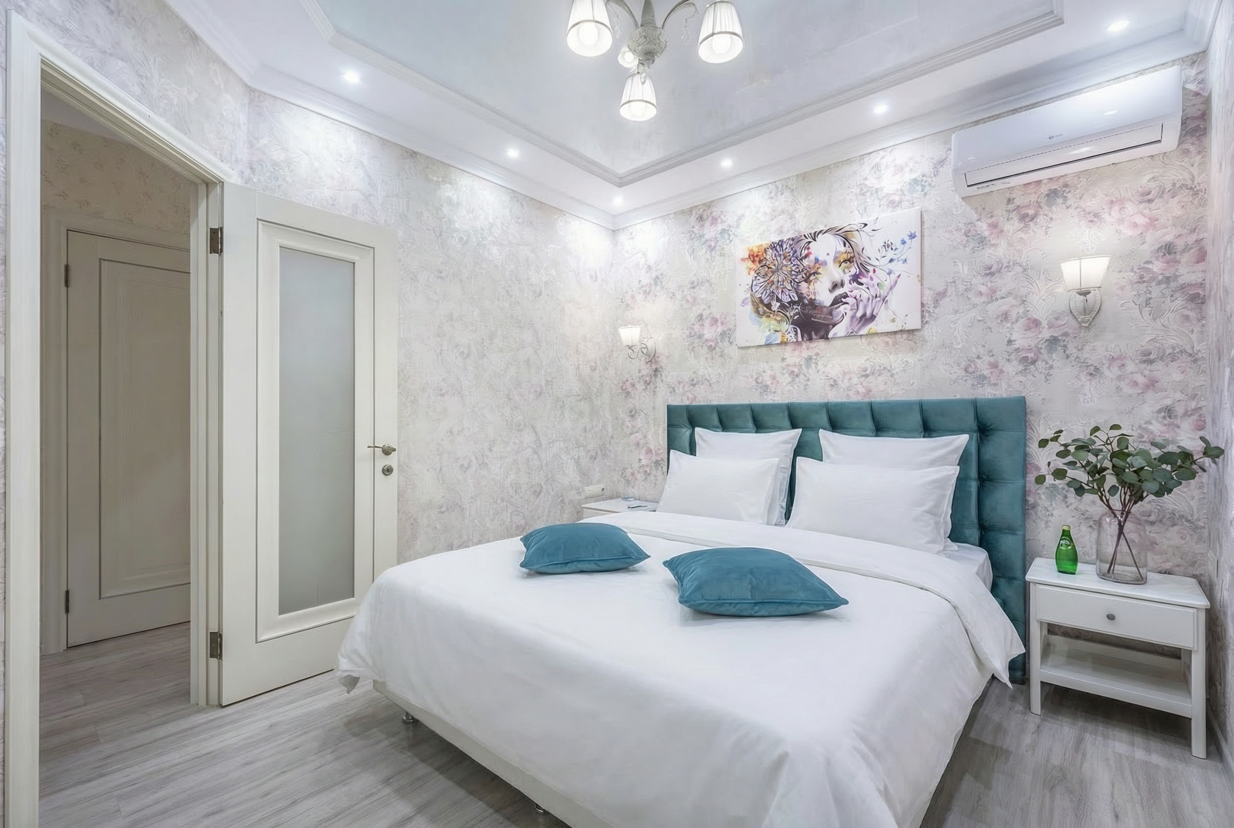 Апартаменты бизнес-класса с двумя кроватями и балконом (вид на внутренний дворик). 17-й этаж!