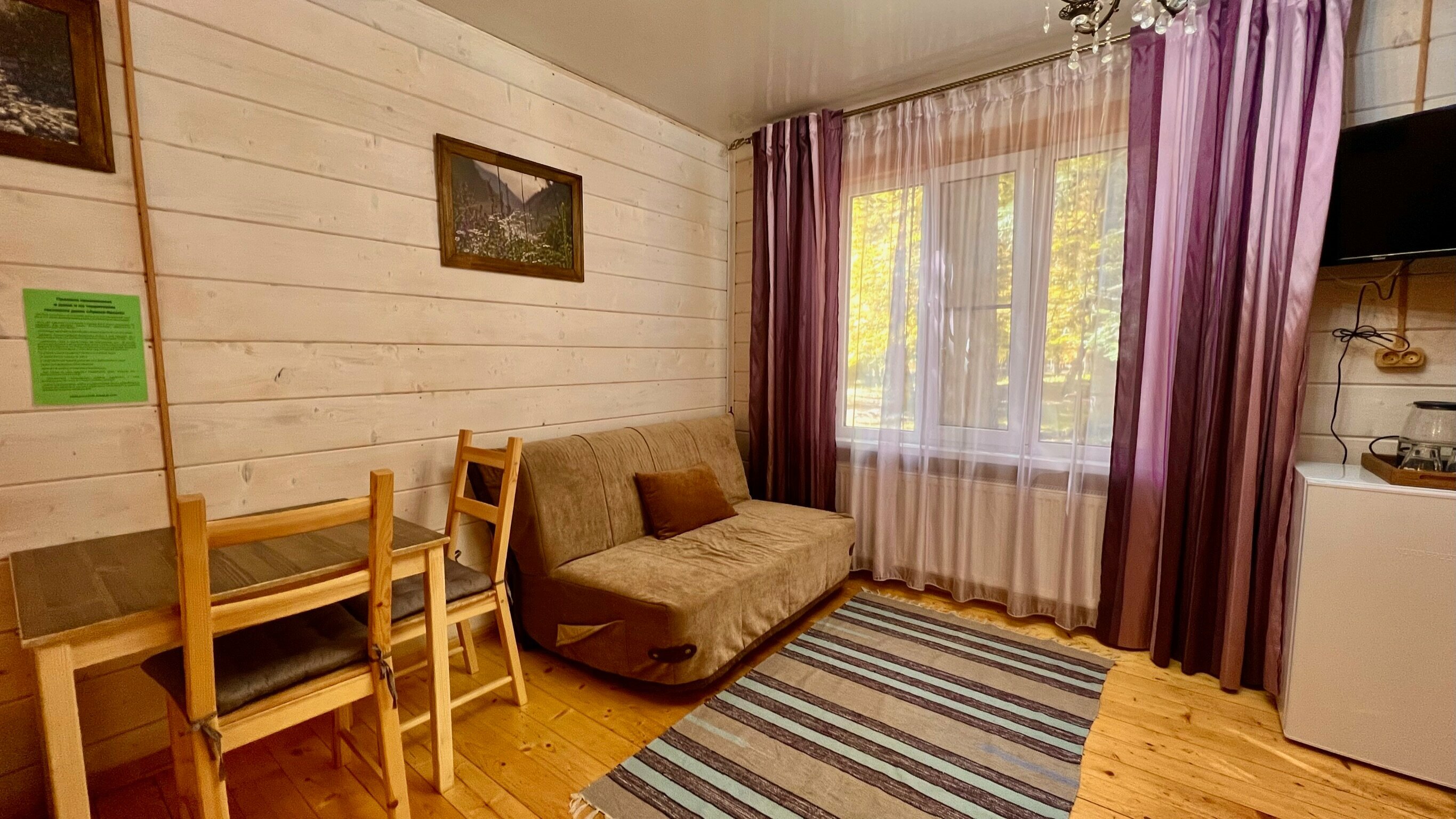 Стандартный номер с 2 односпальными кроватями и диваном