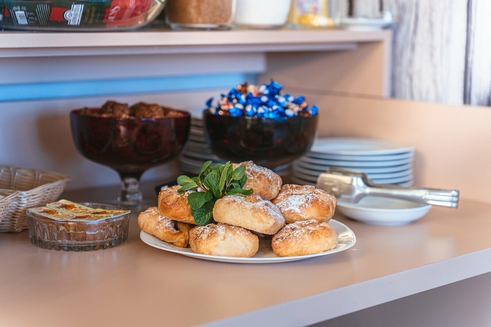 Номер эконом с двухспальной кроватью, окно выходит в коридор