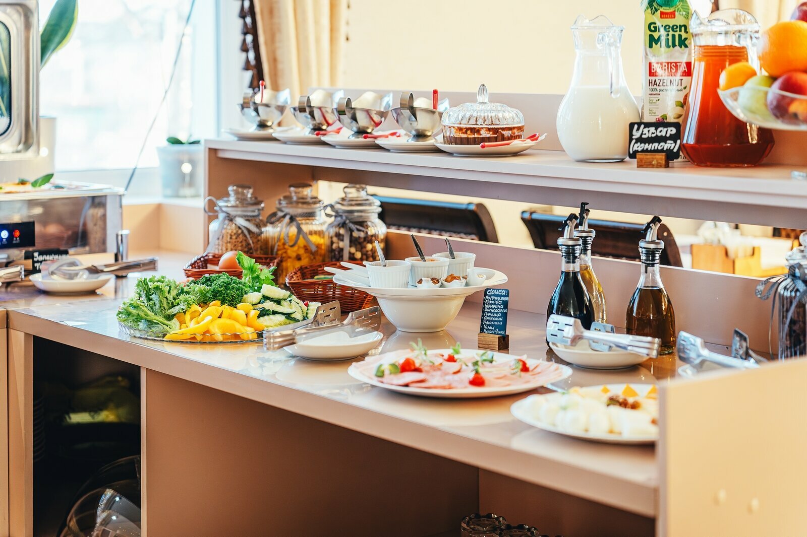 Номер эконом с двухспальной кроватью, окно выходит в коридор