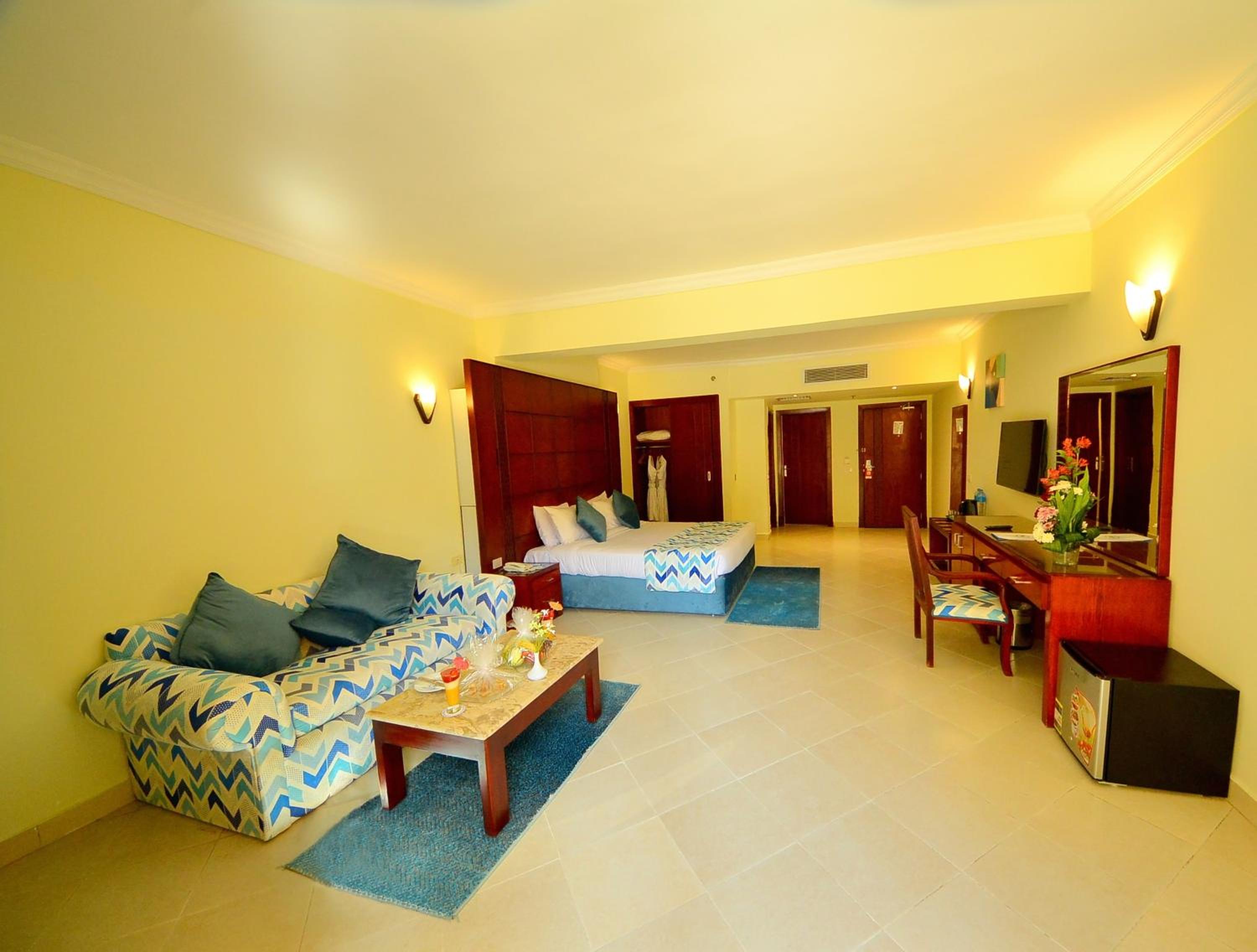 Family Room with Pool View (3 Adults)