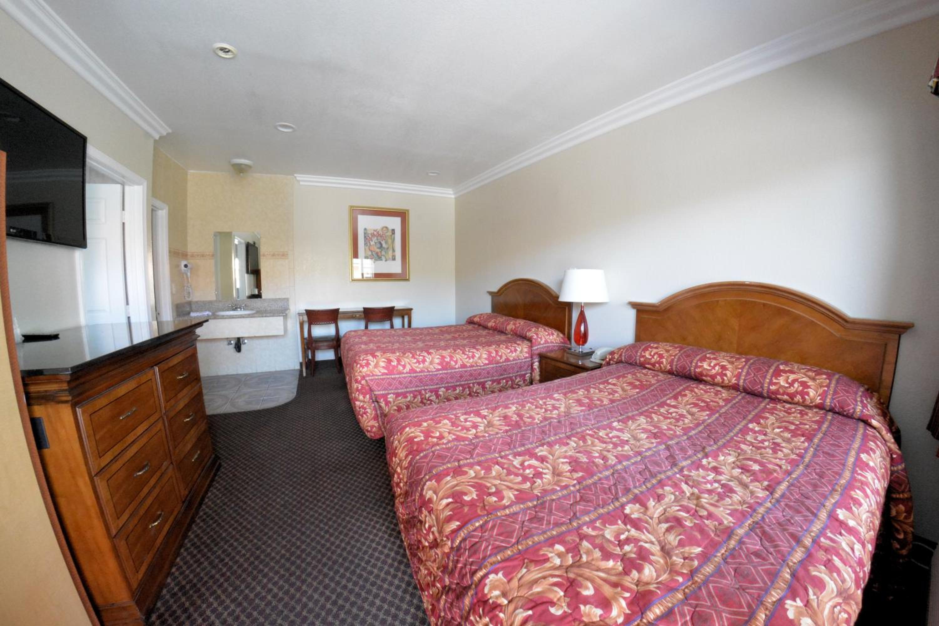 Deluxe Double Room with Two Double Beds and Kitchen