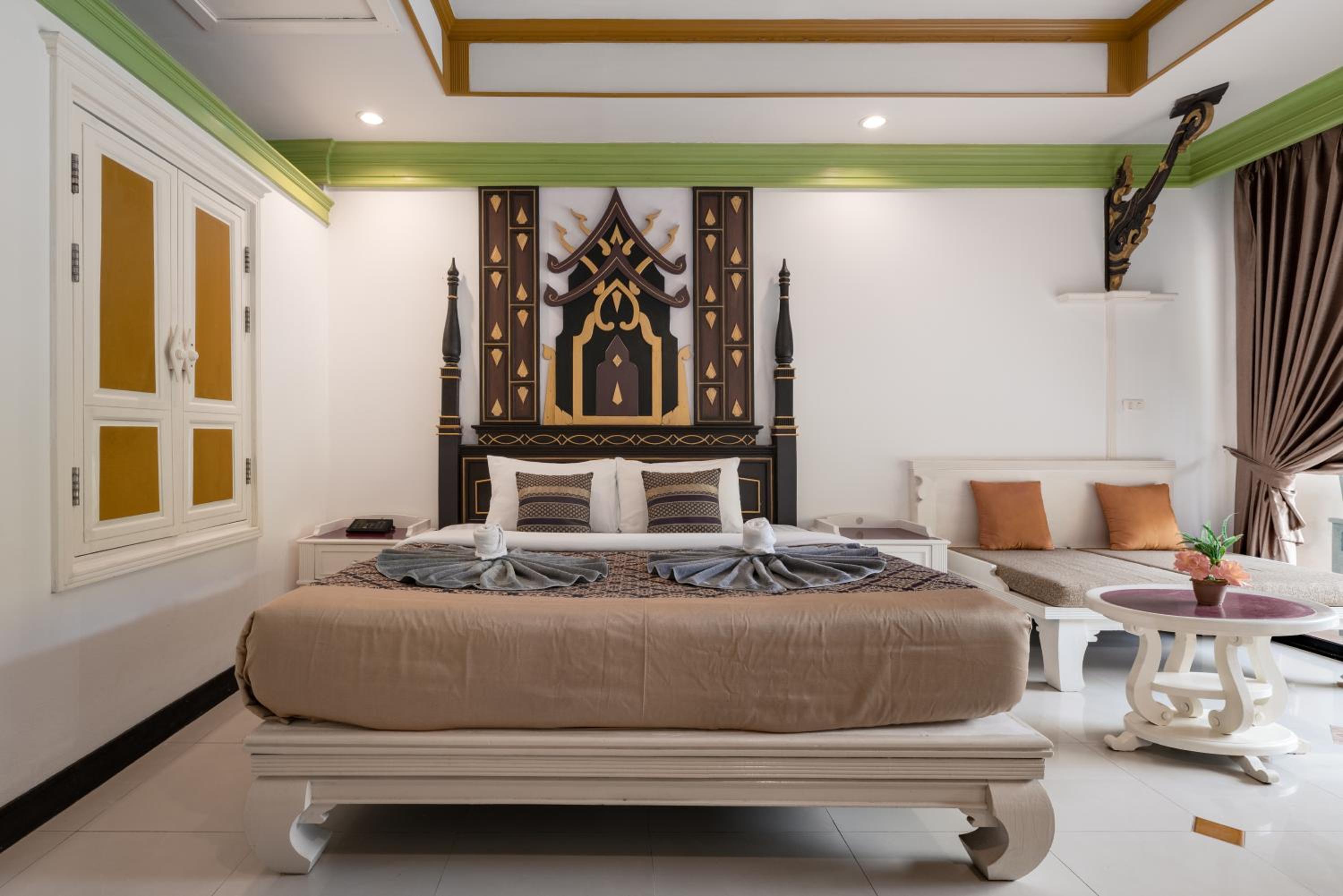 King Suite with Pool View