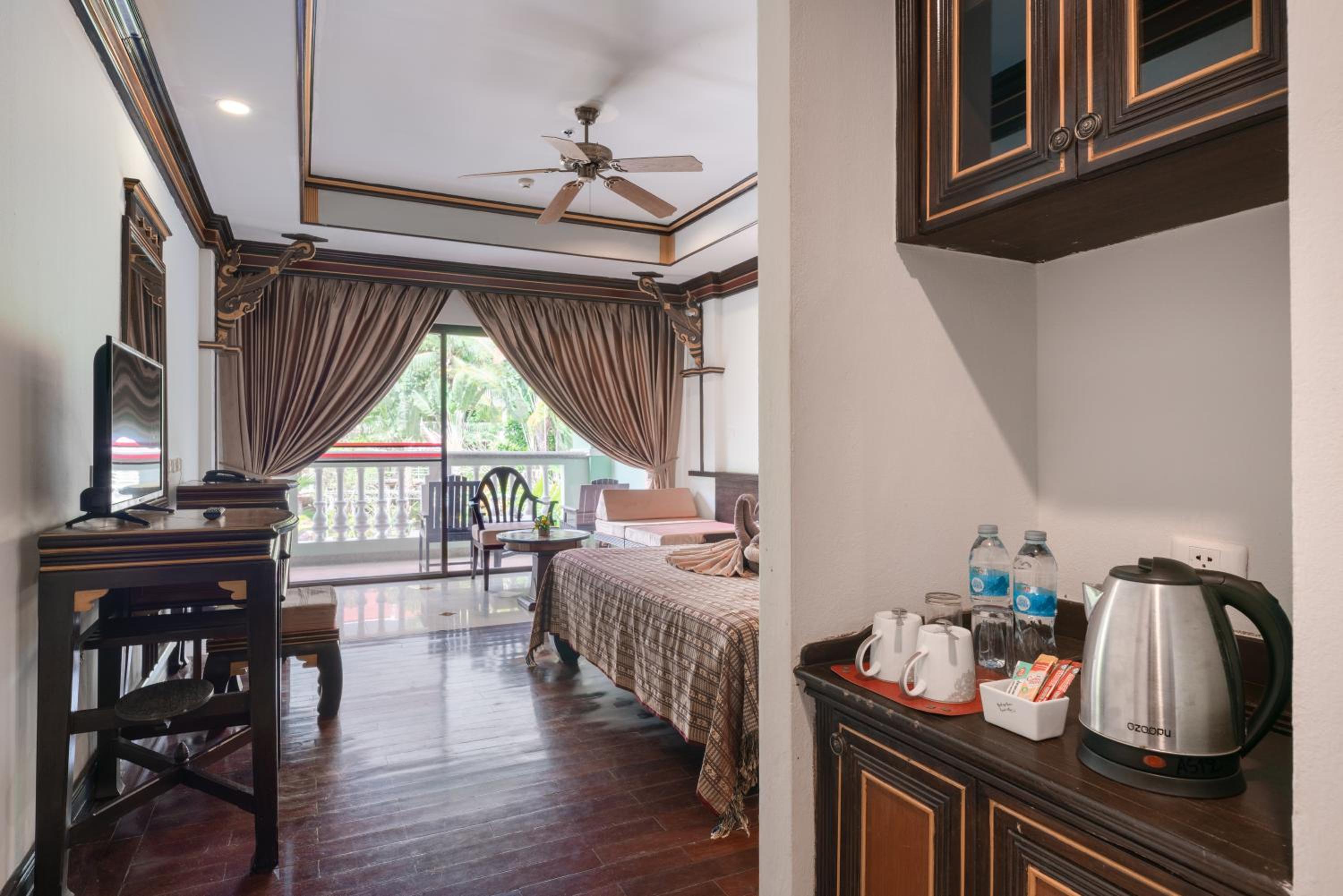 King Suite with Pool View