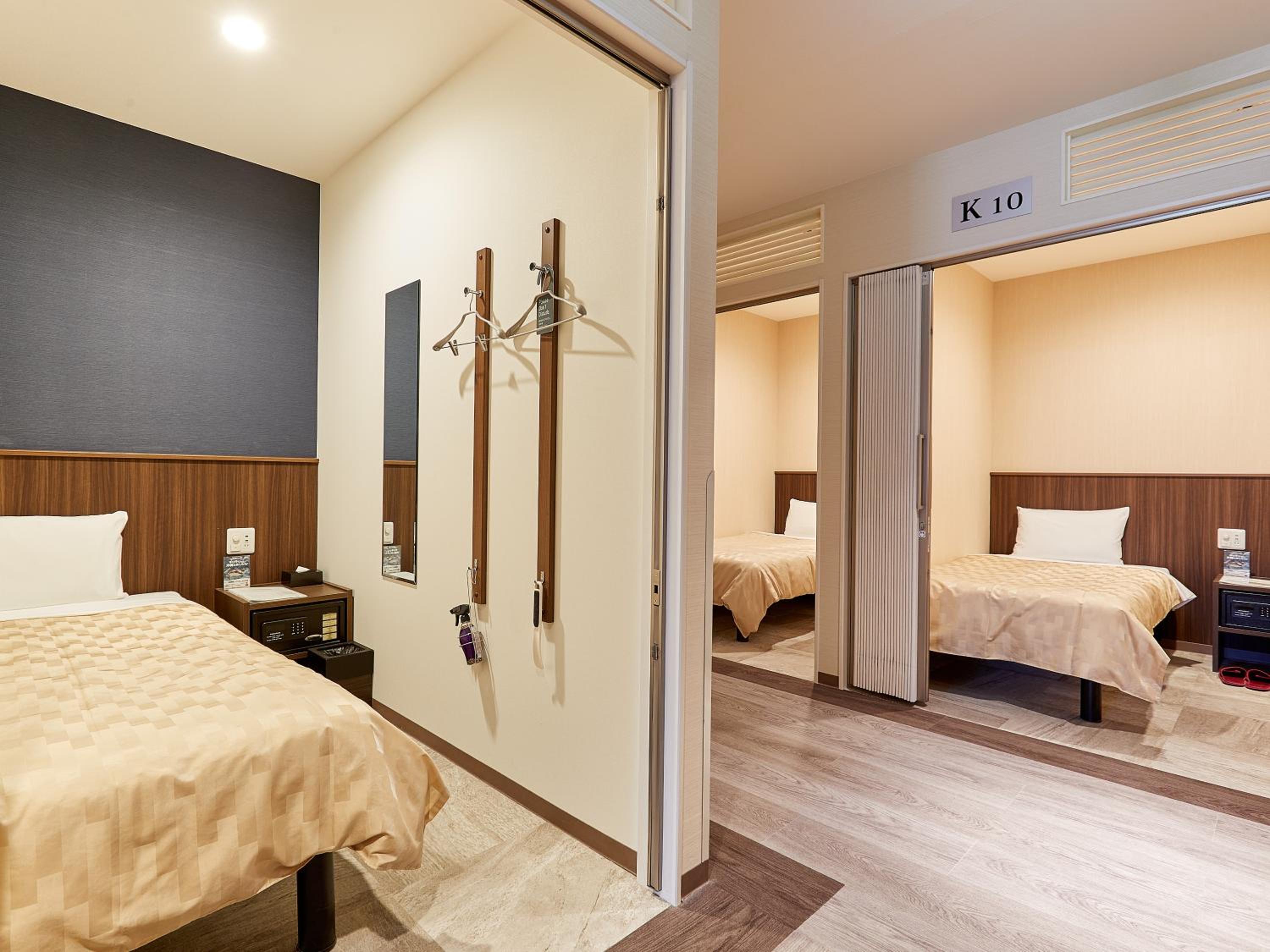 2 Capsule Room with Shared Shower and Toilet (Male Only)