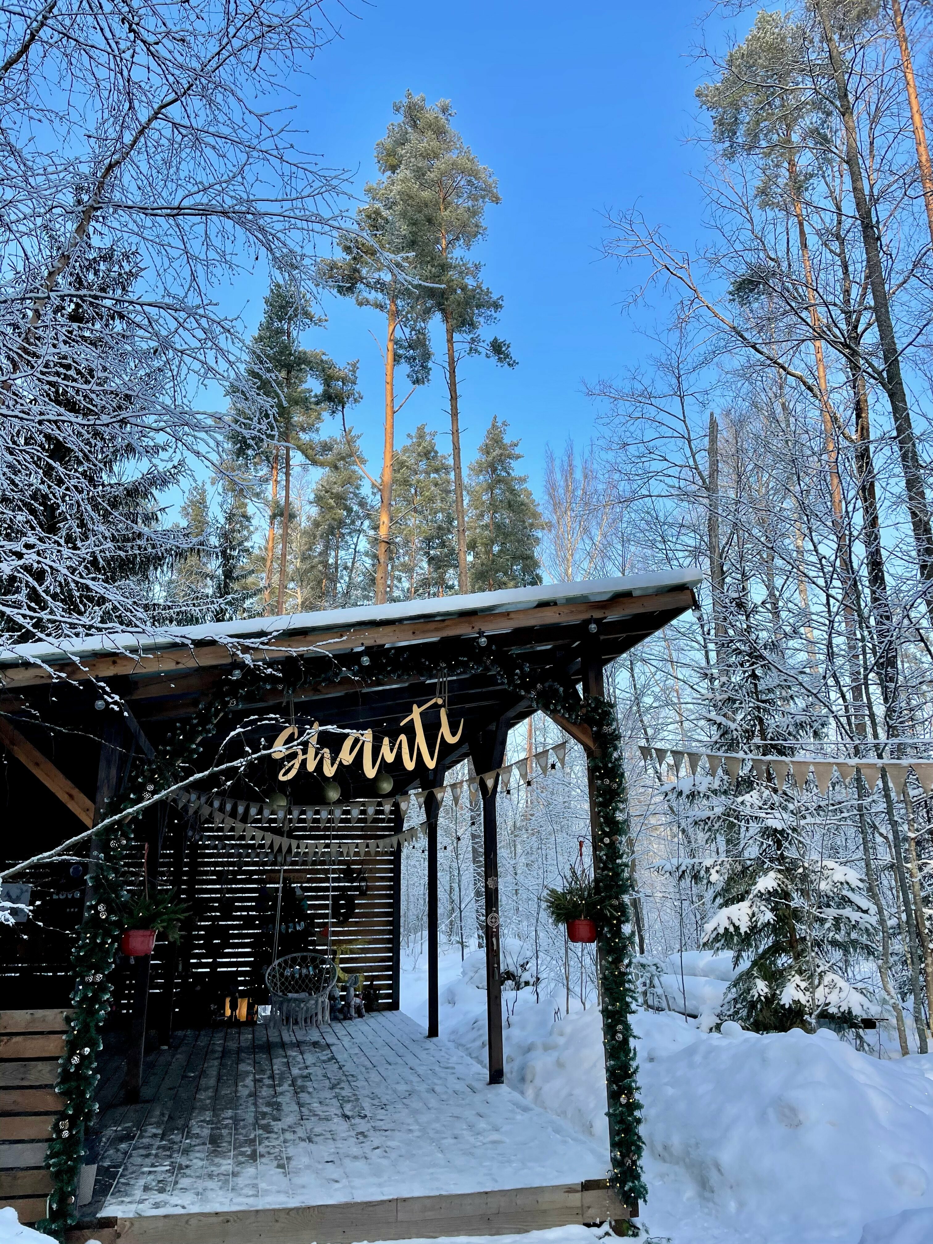 Серый домик с купелью