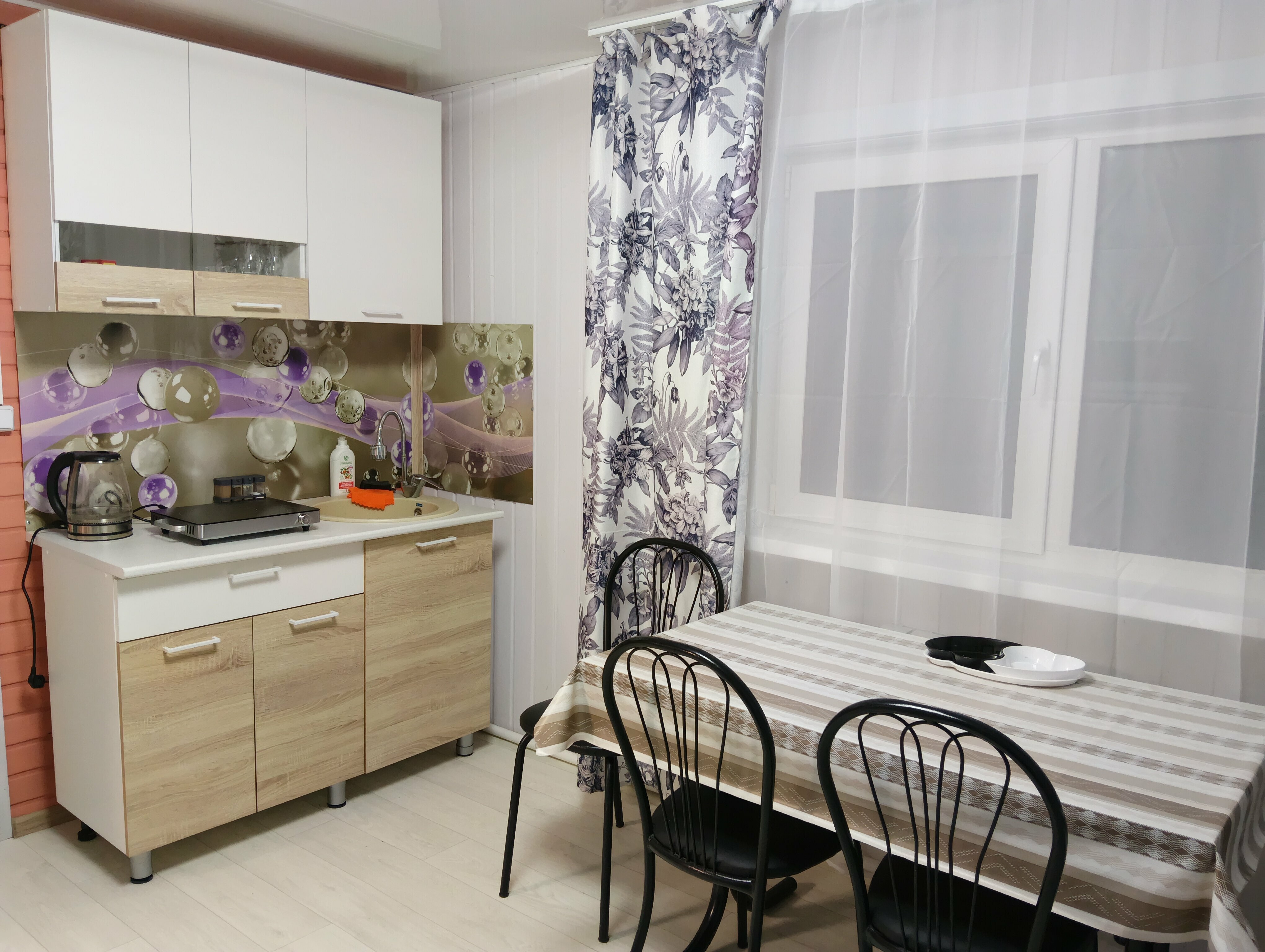 благоустроенный 4-х местный номер со своей кухней и с.узлом