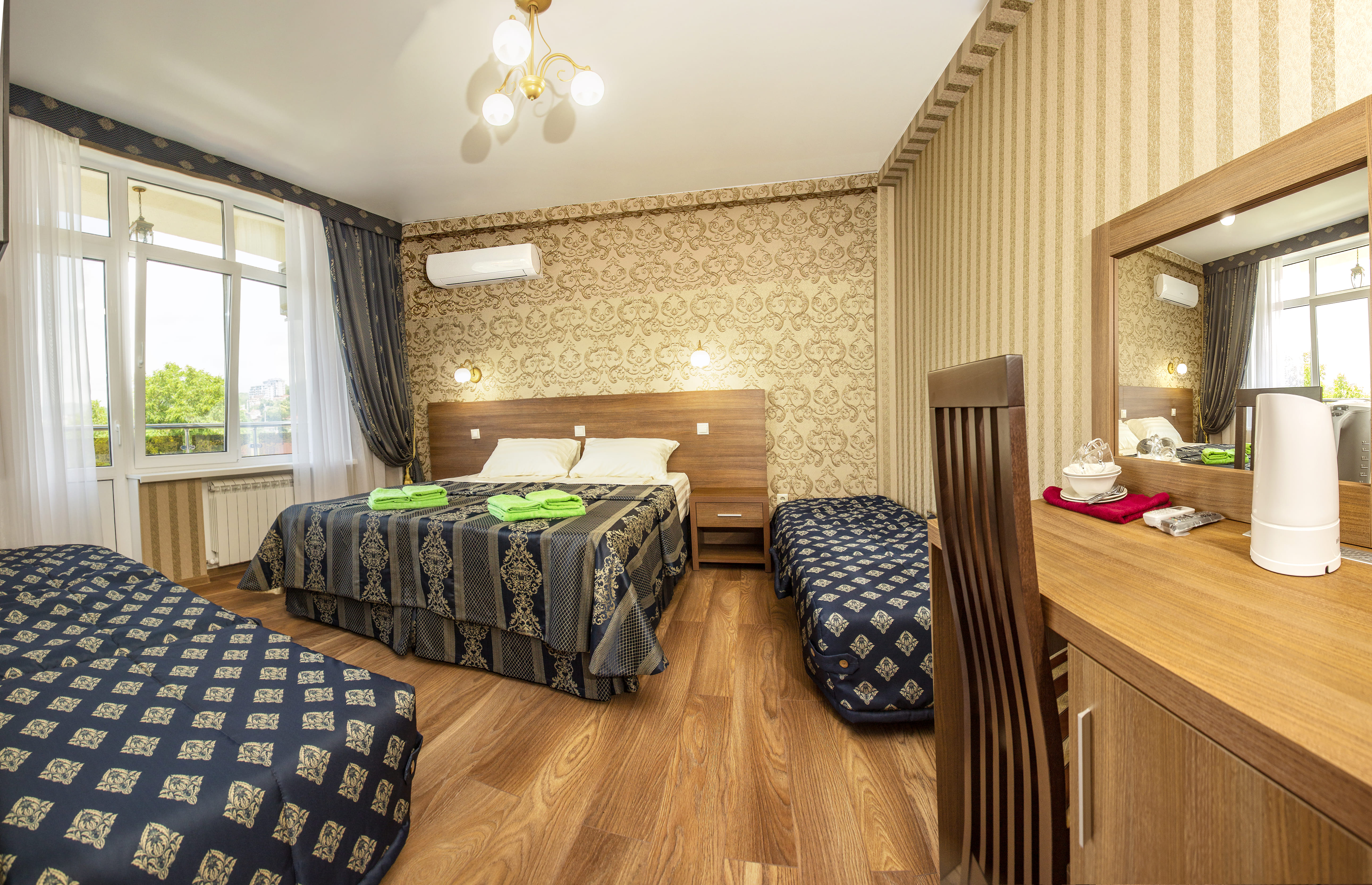 Двухместный номер с двуспальной кроватью и двумя дополнительными местами