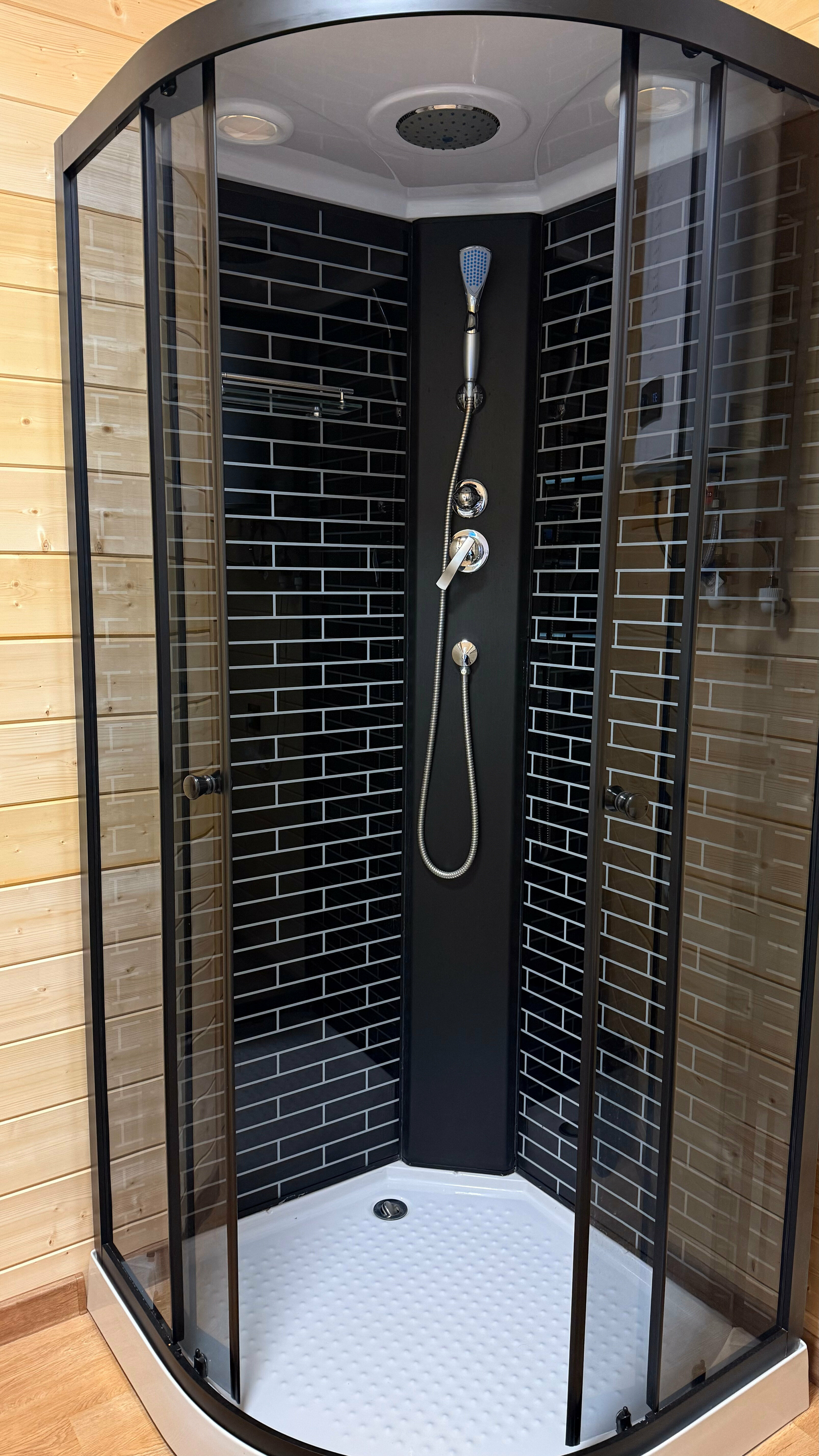 Афрейм с видом на горы и лес