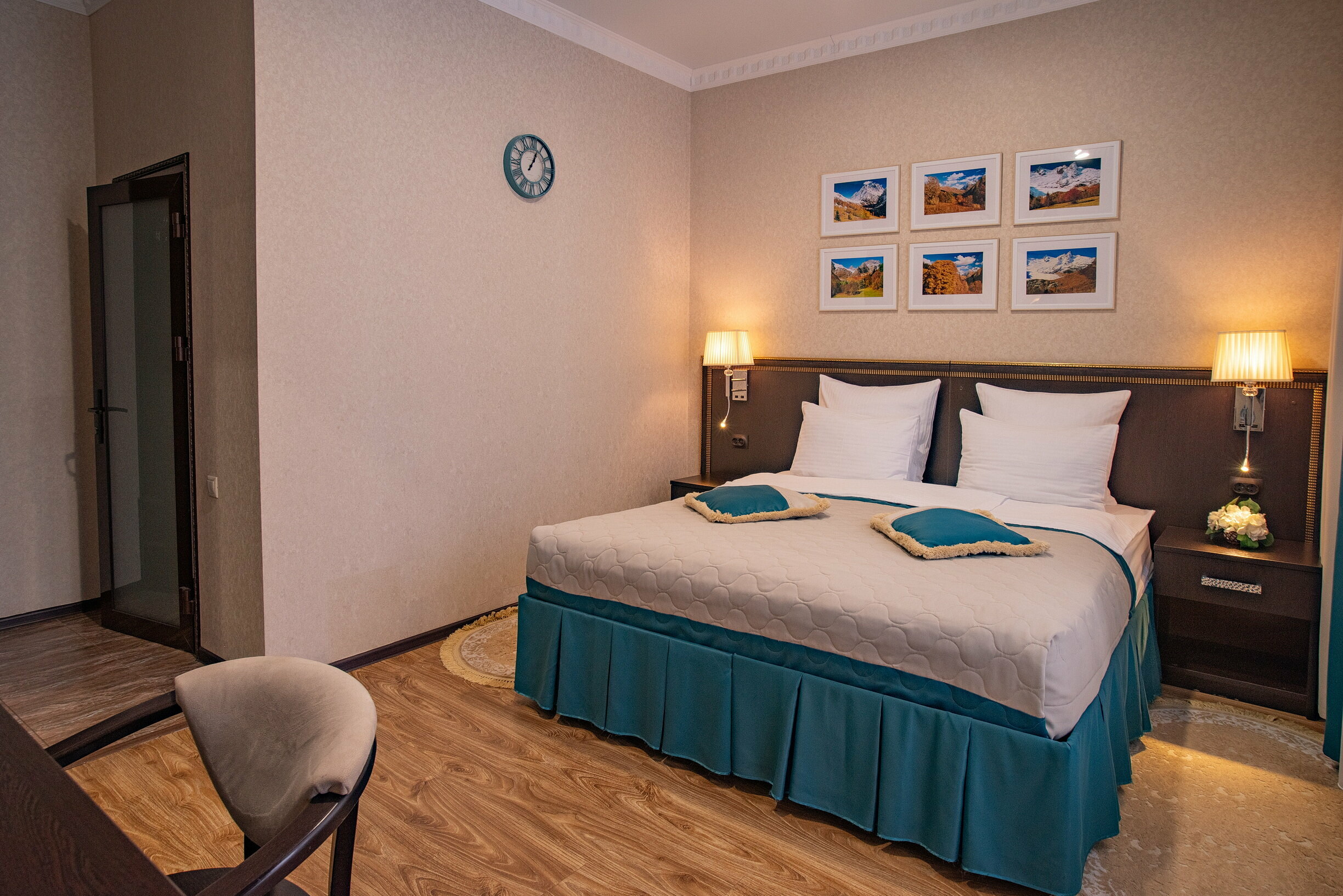 Стандартный двухместный номер с двуспальной кроватью и балконом с видом на горы