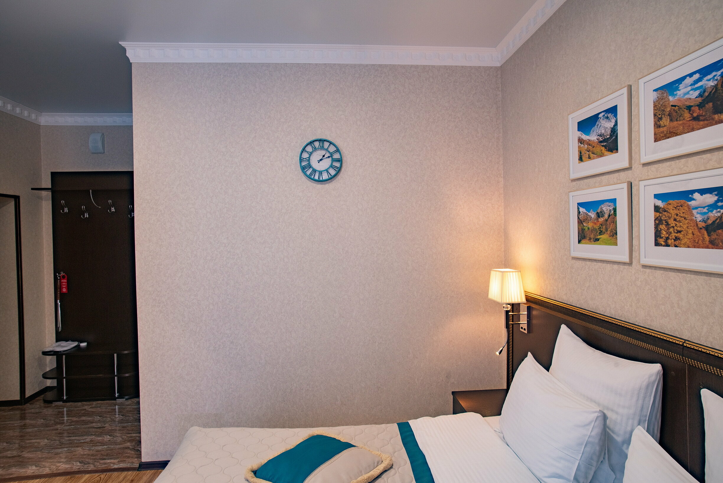 Стандартный двухместный номер с двуспальной кроватью и балконом с видом на горы