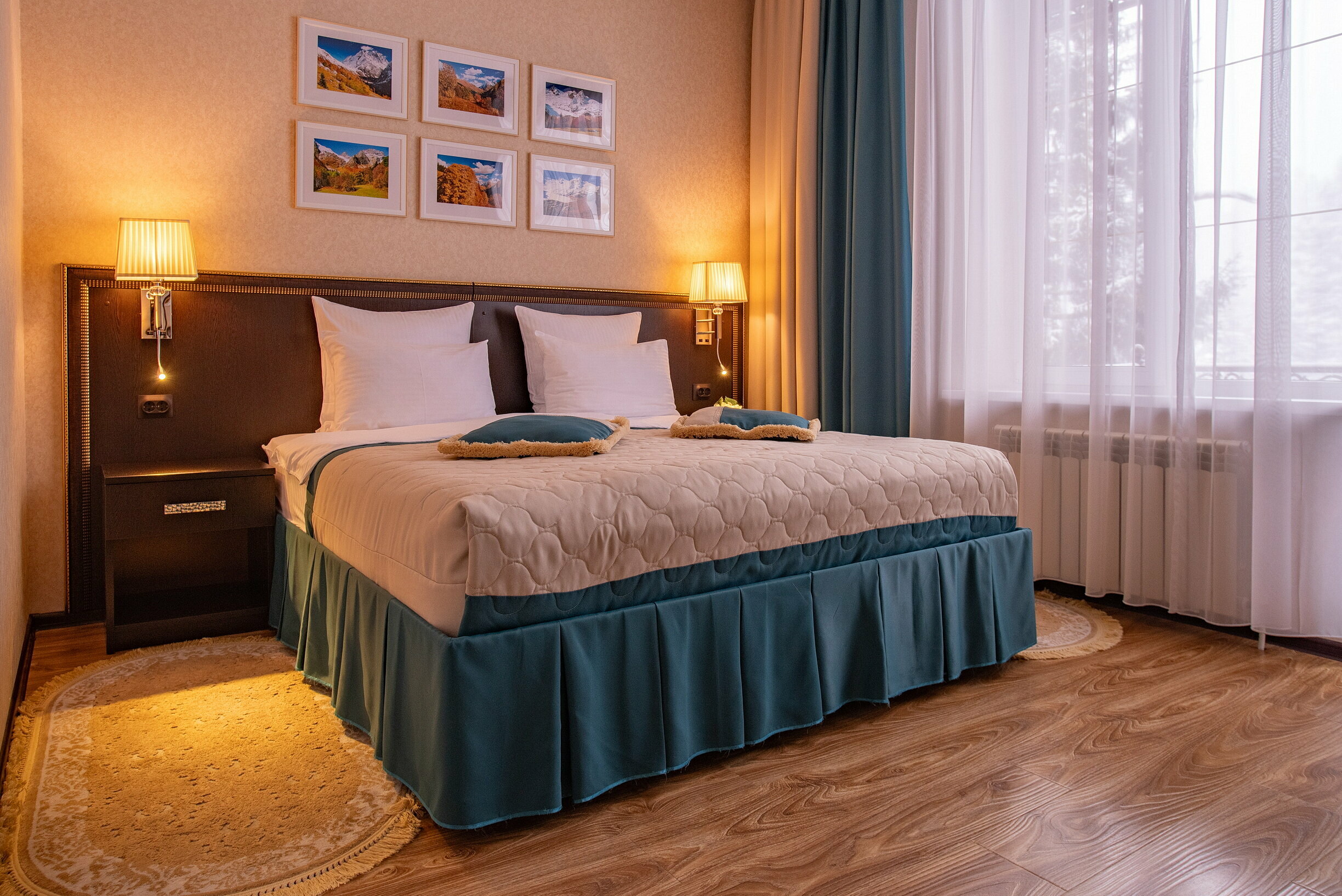 Стандартный двухместный номер с двуспальной кроватью и балконом с видом на горы