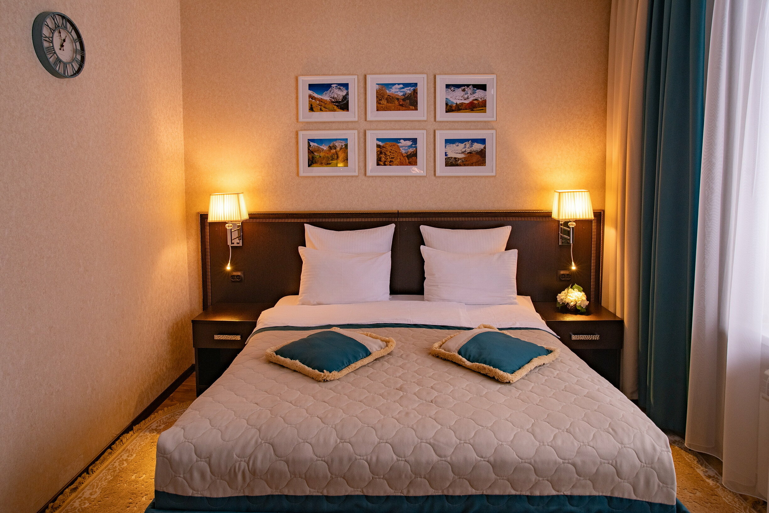 Стандартный двухместный номер с двуспальной кроватью и балконом с видом на горы