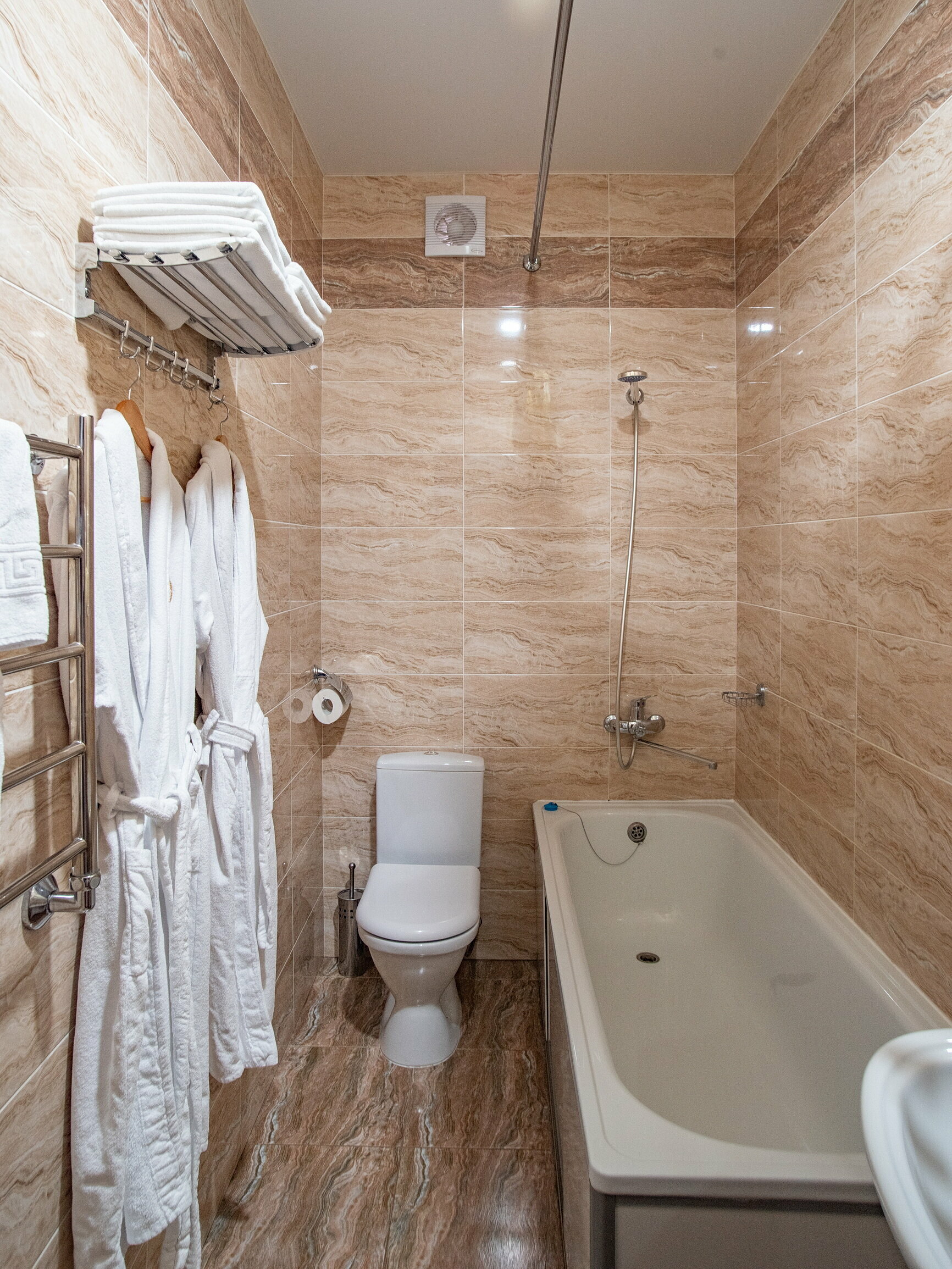 Стандартный двухместный номер с двуспальной кроватью и балконом с видом на горы