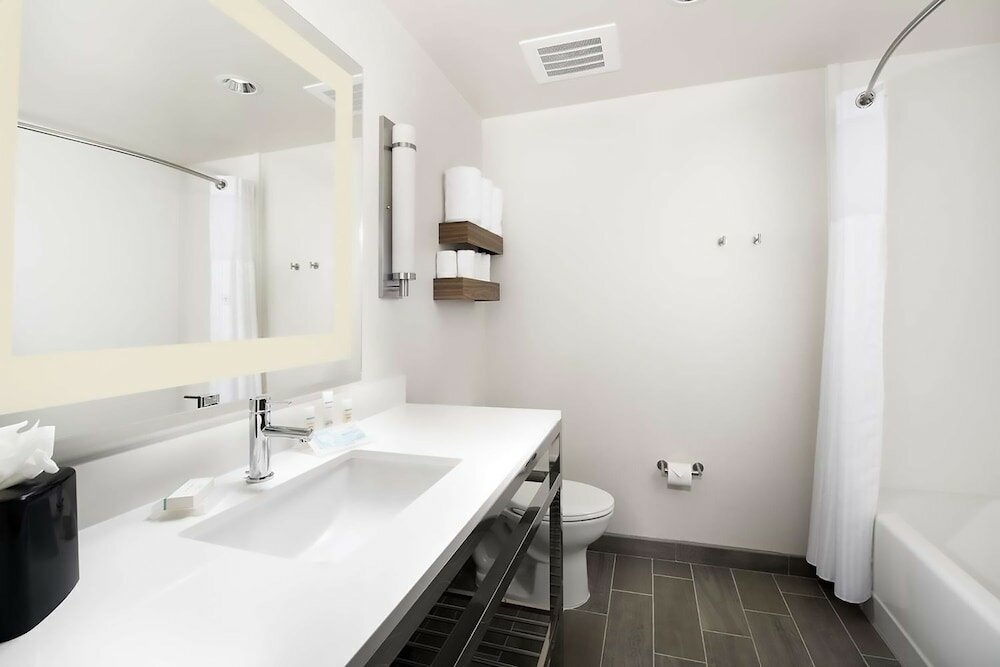 Room, 1 King Bed, Accessible, Bathtub (Mobility & Hearing)