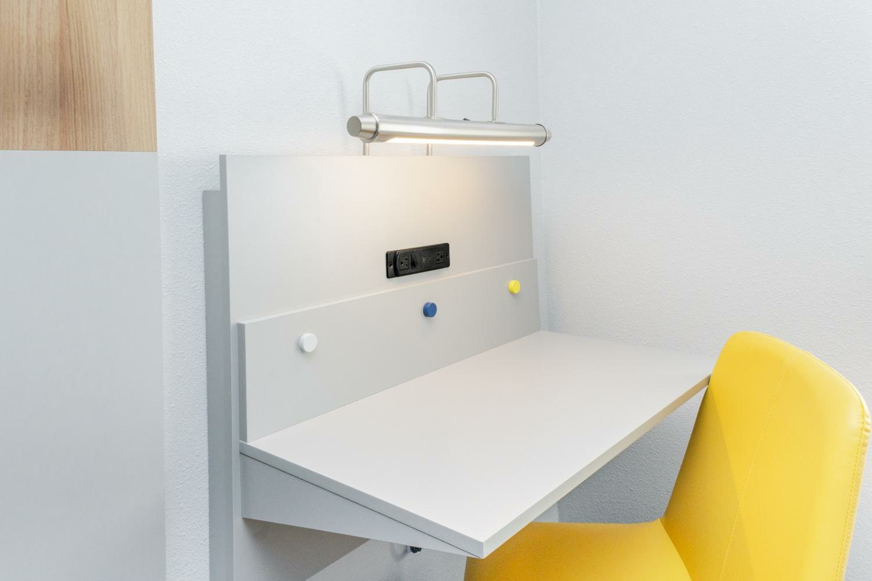 King Room with Roll-in Shower - Mobility Access/Non-Smoking